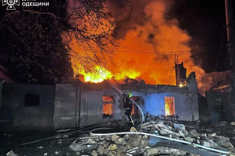 حريق هائل في منطقة أوديسا الأوكرانية، حيث يعمل رجال الإطفاء على إخماد النيران المشتعلة في مبنى مدمر نتيجة الهجمات الروسية.
