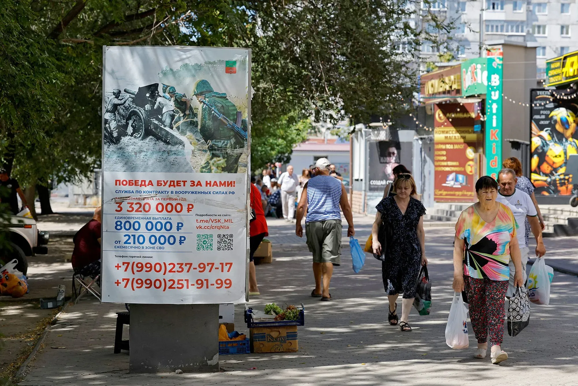 لافتة إعلانية في الشارع تعرض تفاصيل تجنيد العسكريين في روسيا، مع مكافآت مالية تصل إلى 3.32 مليون روبل.