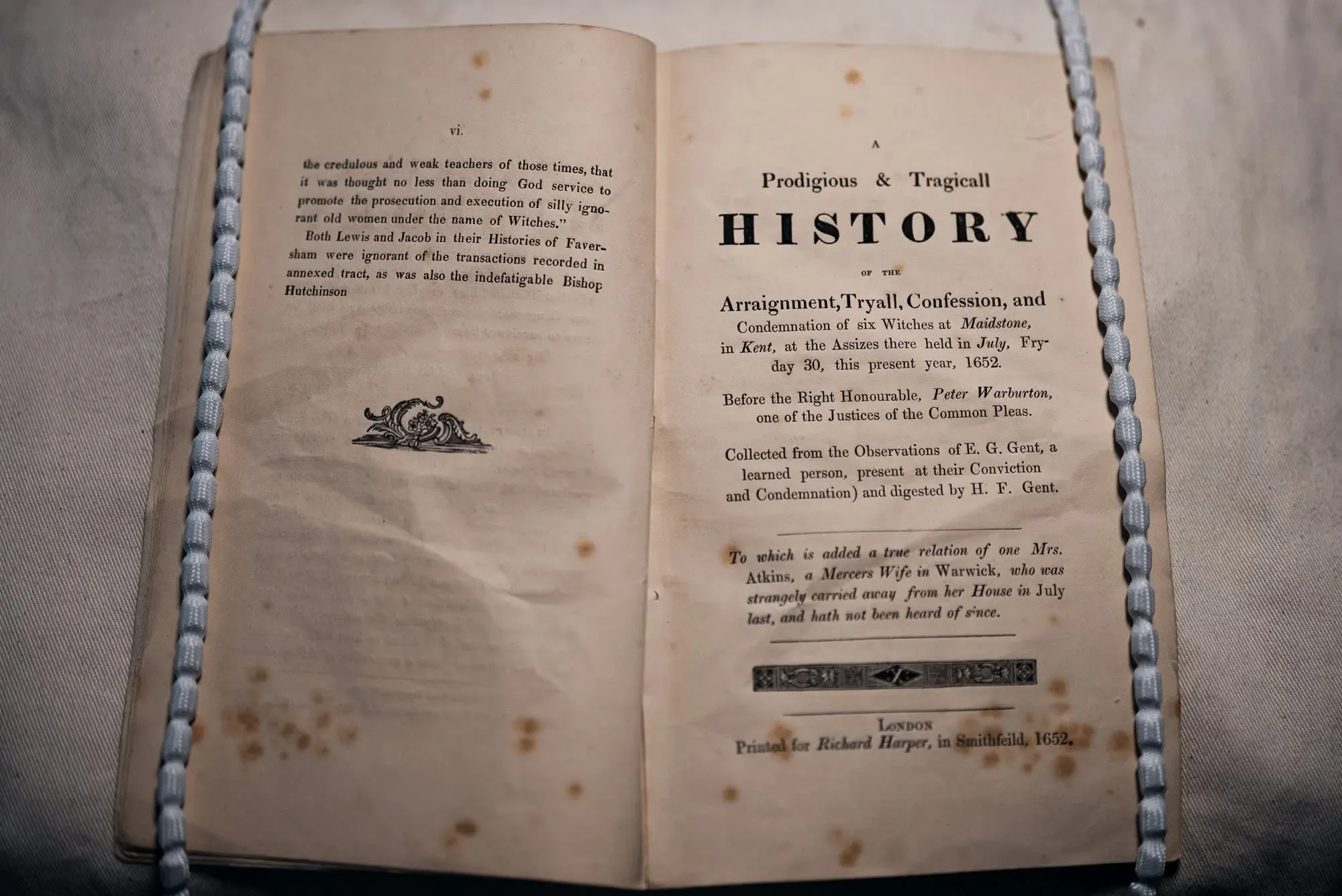 تاريخ محاكمة الساحرات في مايدستون، 1652، يظهر كتيبًا قديمًا يروي تفاصيل إدانة ست نساء بتهمة السحر، مما يعكس الفظائع التاريخية.