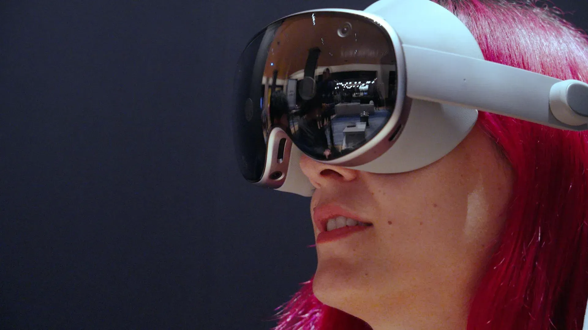 سيدة ترتدي سماعة Galaxy XR من سامسونج، تعرض تكنولوجيا الواقع المختلط مع انعكاسات محيطها على العدسات.