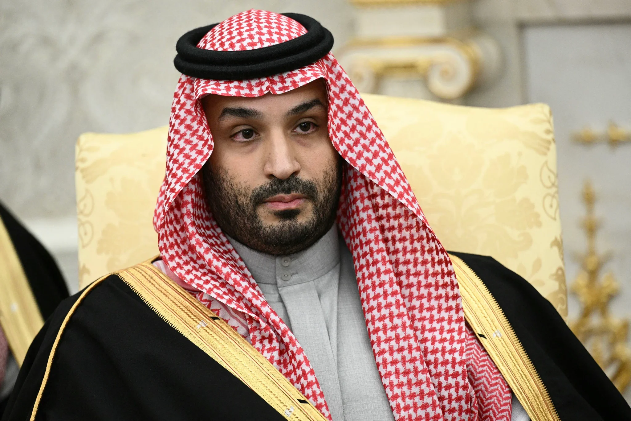 ولي العهد السعودي الأمير محمد بن سلمان يرتدي الثوب والغترة التقليديين في لقاء رسمي يعكس دور المملكة في مواجهة التهديدات الإقليمية.