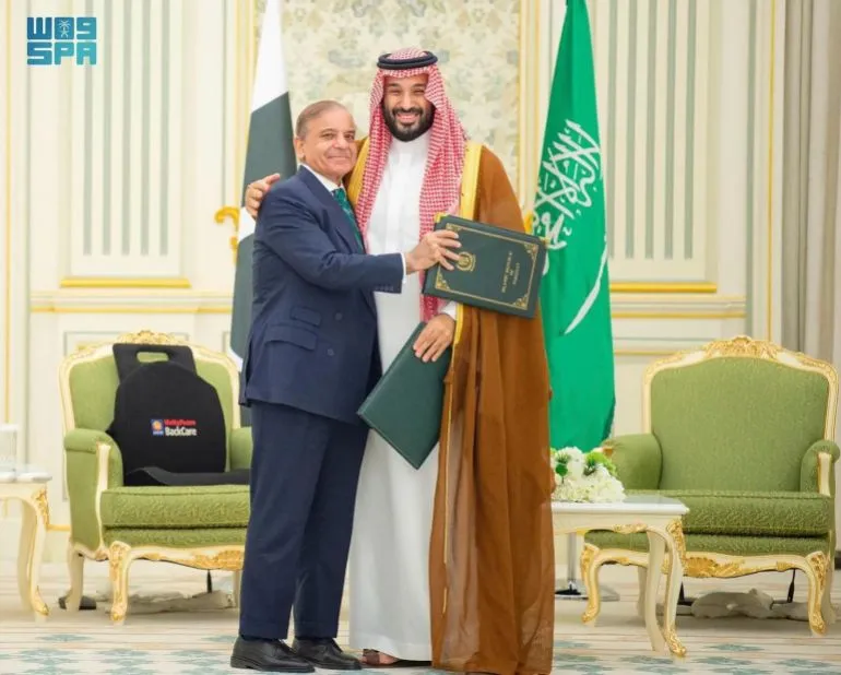 محمد بن سلمان وشهباز شريف يتبادلان ملفات اتفاقية مكة المكرمة للدفاع المشترك في قصر الصفا بمكة المكرمة.