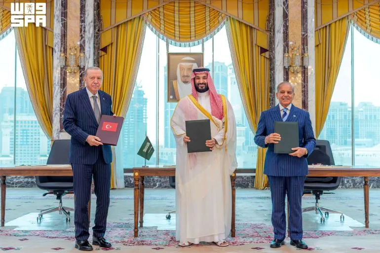 محمد بن سلمان ورجب طيب أردوغان وشهباز شريف يحملون ملفات اتفاقية مكة المكرمة للدفاع المشترك في قصر الصفا بمكة المكرمة.