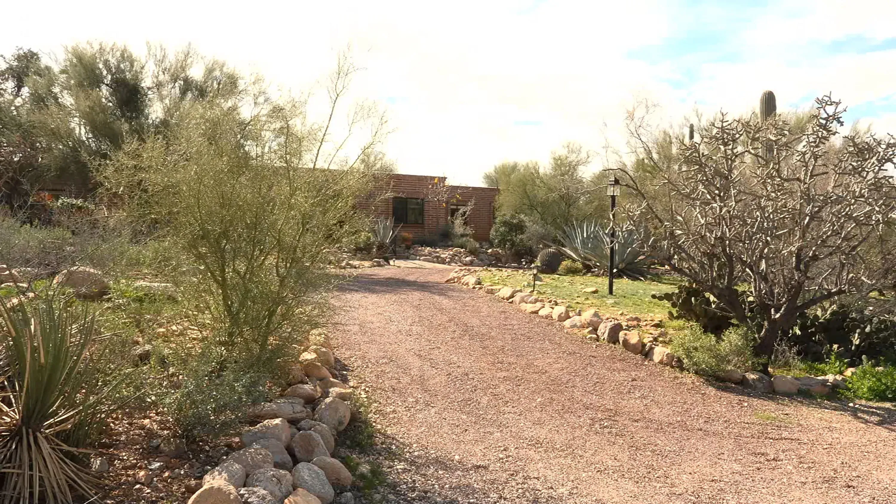 مدخل منزل نانسي غوثري في أريزونا، حيث اختفت في ظروف مريبة، مما دفع الشرطة لفتح تحقيق جنائي للبحث عنها.