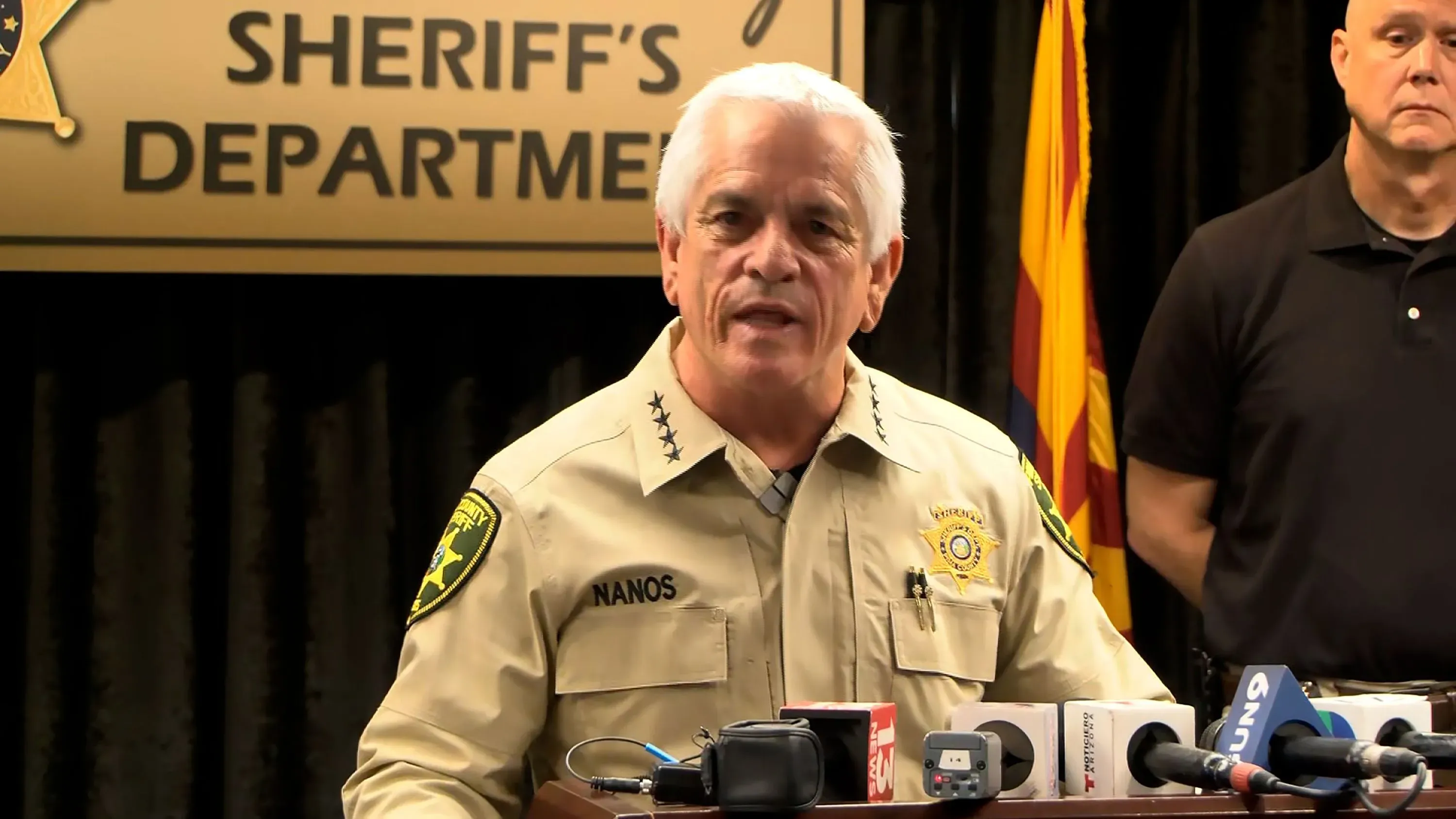 المأمور كريس نانوس يتحدث في مؤتمر صحفي حول اختفاء نانسي غوثري، مشددًا على أهمية الوقت في التحقيق وطلب المساعدة من المجتمع.