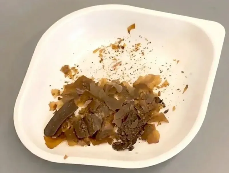 بقايا أثرية من براز بشري وزعتر داخل وعاء زجاجي روماني، تشير إلى استخدامه كعلاج طبي قديم وفقًا لدراسة حديثة.