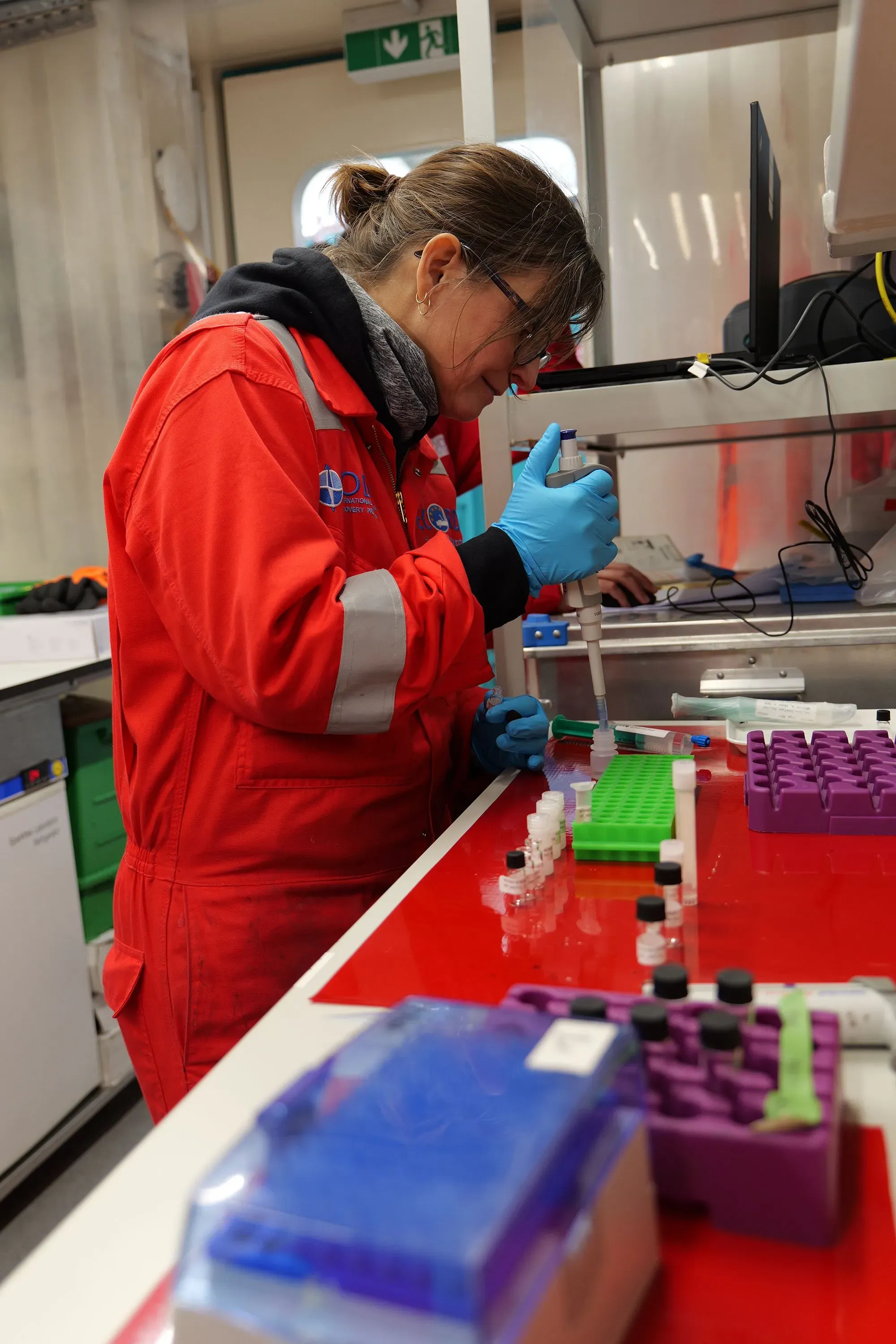 عالمة في مختبر بحري تقوم بإجراء تجارب على عينات مياه عذبة مستخرجة من خزان تحت المحيط الأطلسي، ضمن مشروع بحثي لاستكشاف موارد المياه.