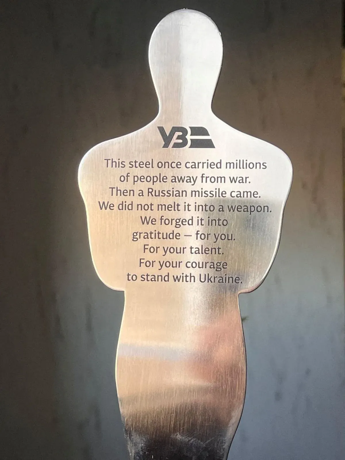 شون بن يتسلم جائزة أوسكار مؤقتة مصنوعة من معدن أوكراني، مع نقش يعبّر عن الامتنان لدعمه لأوكرانيا في ظل الحرب.