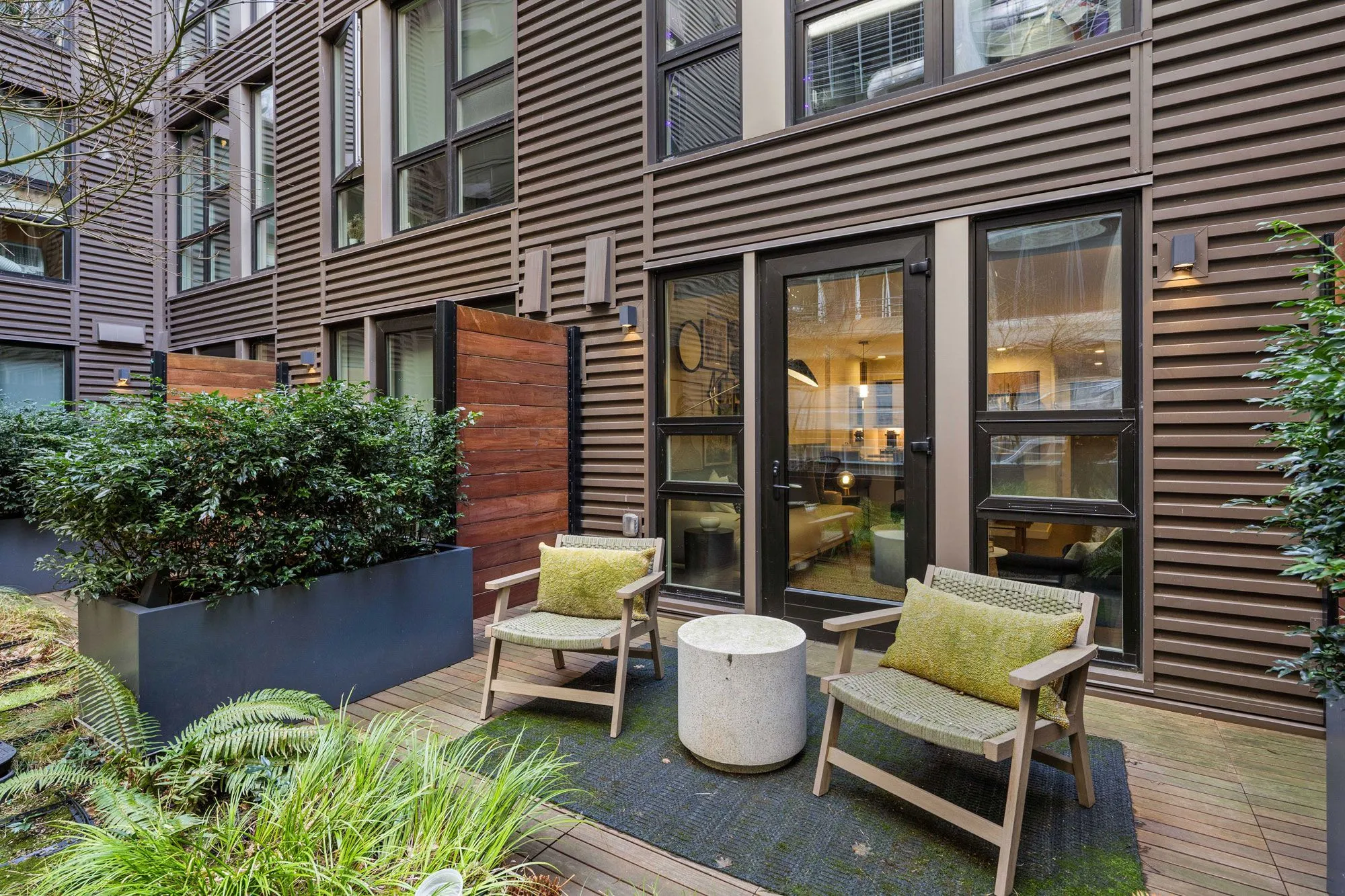 فناء خاص مزروع بالخضرة أمام مبنى سكني في حي Belltown بمدينة Seattle، يعكس نموذج الإسكان الاجتماعي الميسور التكلفة للطبقة الوسطى.