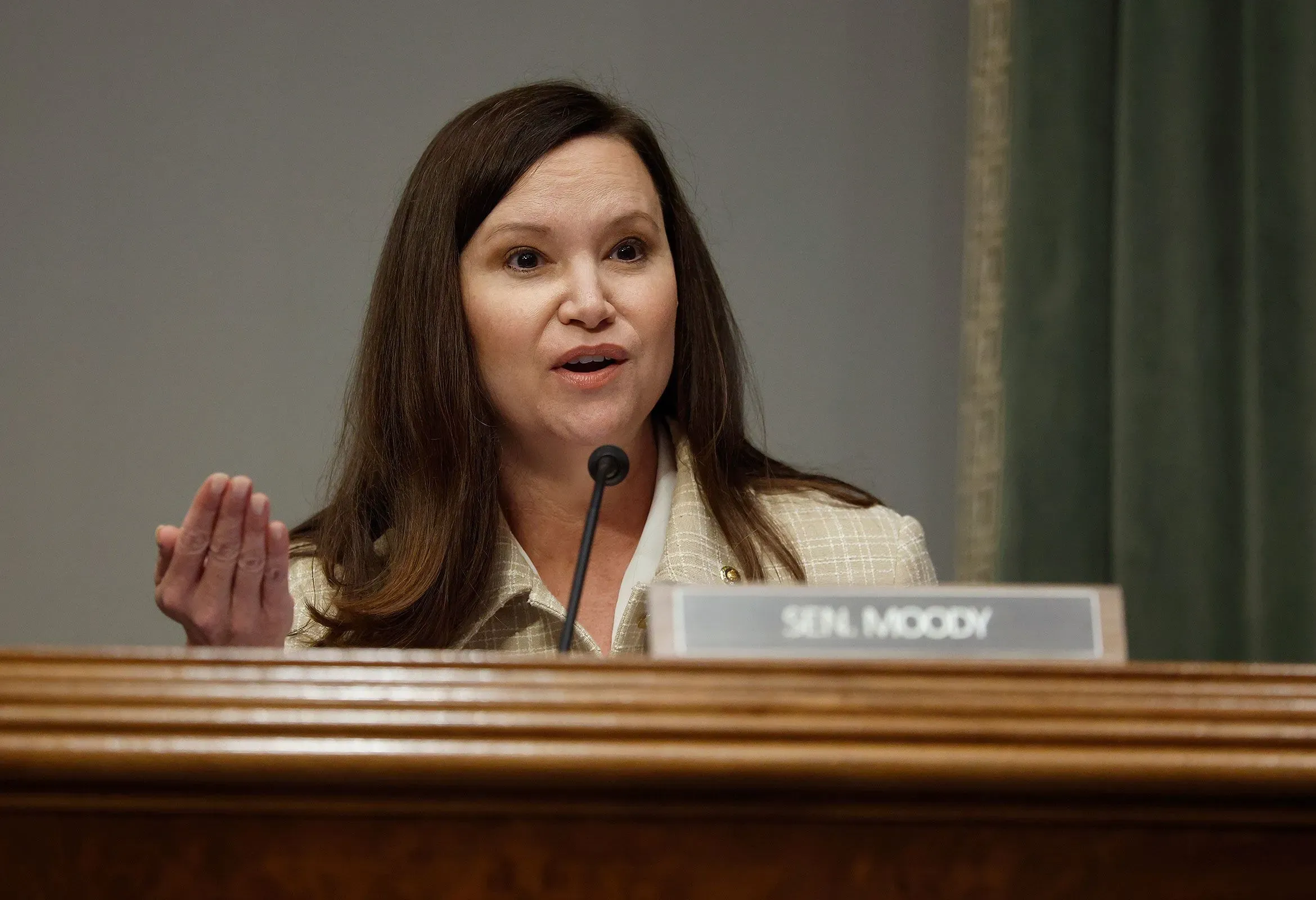 السيناتور آشلي مودي تتحدث خلال جلسة في مجلس الشيوخ، مع التركيز على قضايا تداول الأسهم وأخلاقيات المشرعين.