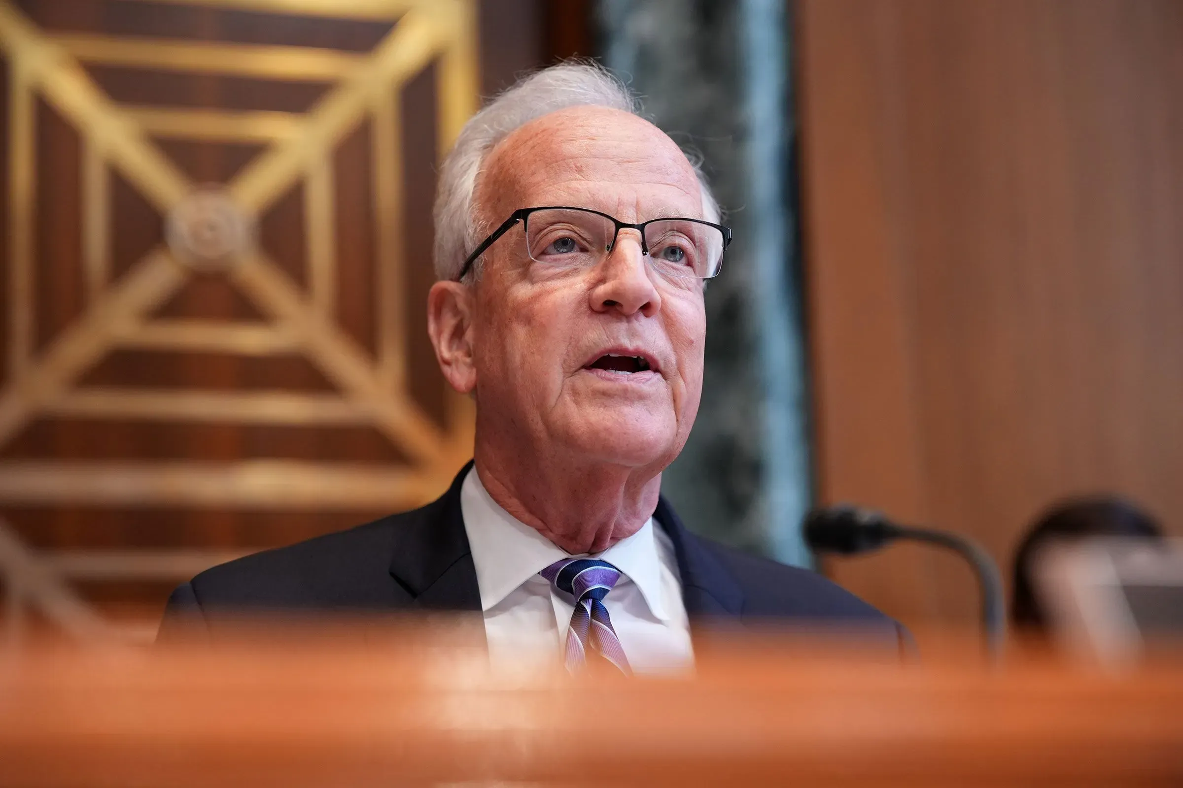 تحدث عضو مجلس الشيوخ أثناء جلسة، مع التركيز على قضايا تداول الأسهم وتأثيرها على الأخلاقيات في الحكومة.