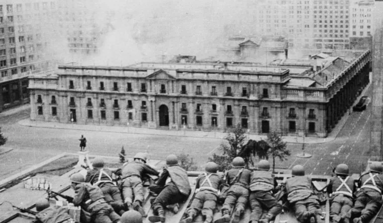 جنود يحتلون مبنى حكومي وسط مدينة في مشهد تاريخي يعكس انقلاب 1953 المدعوم من الولايات المتحدة في إيران.
