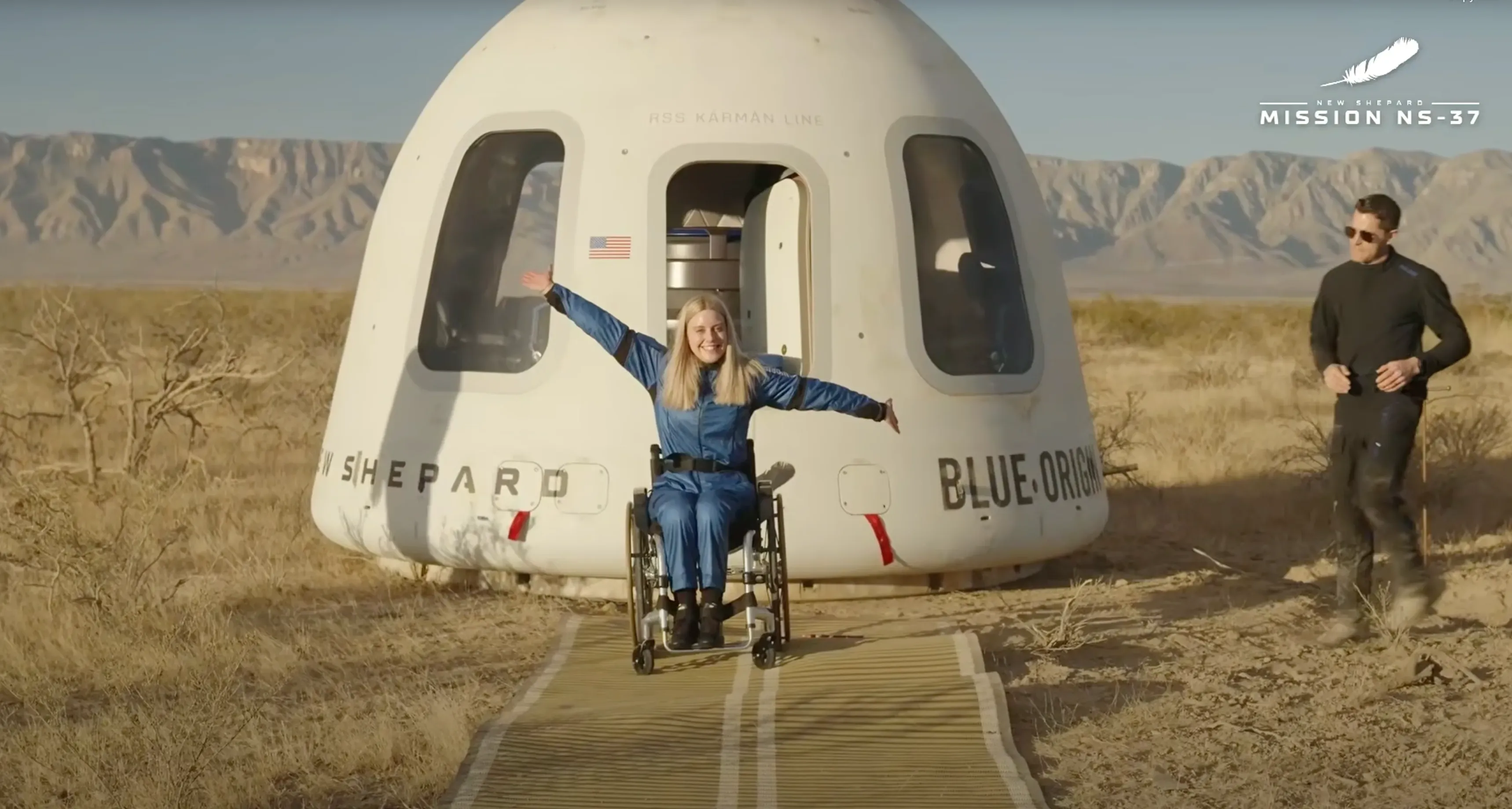 ميكايلا بينتهاوس، المهندسة الألمانية، تخرج من كبسولة بلو أوريجين نيو شيبرد بعد رحلة تاريخية إلى الفضاء، مستخدمة كرسيها المتحرك.