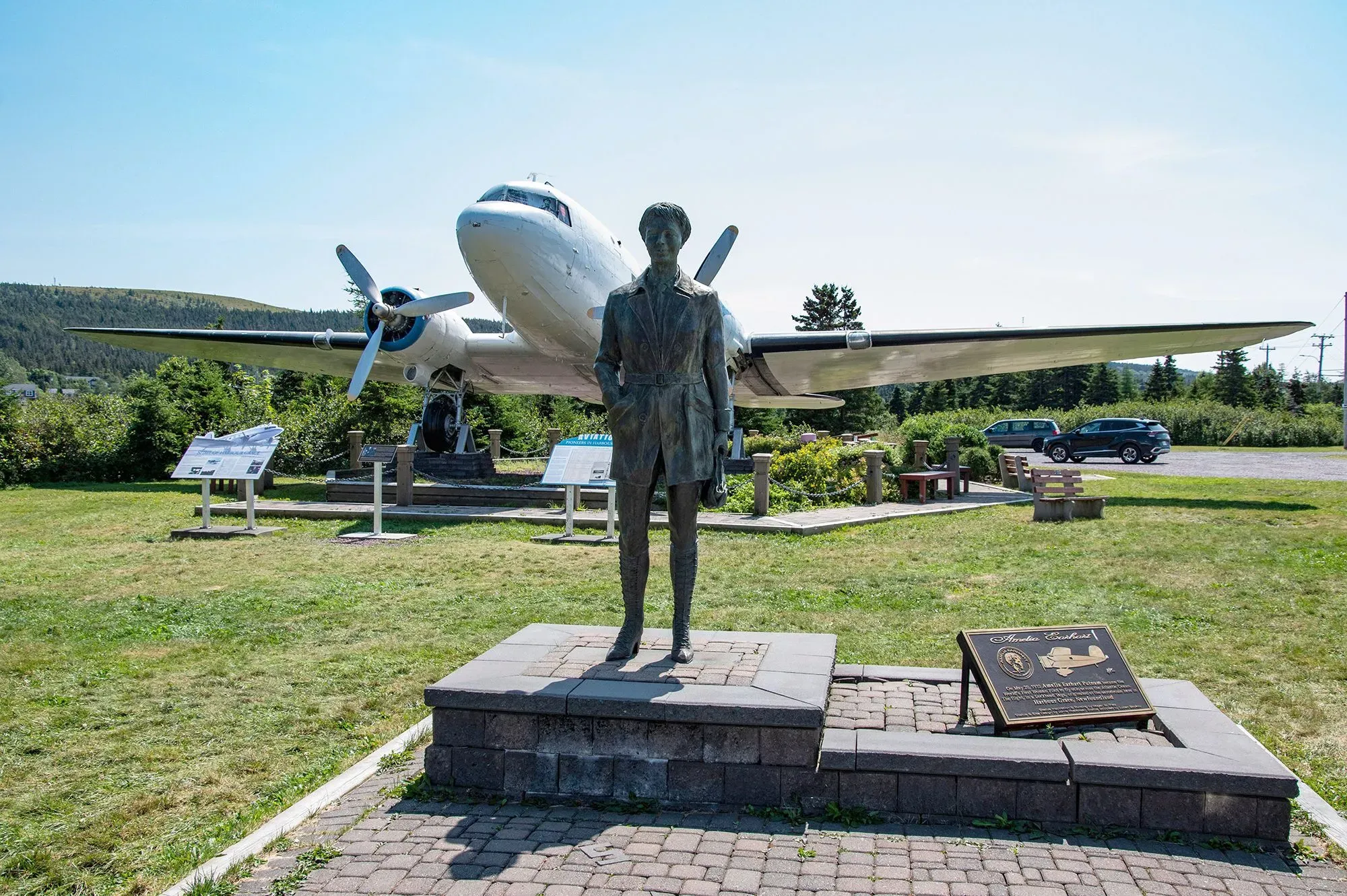 تمثال أميليا إيرهارت يقف بفخر في حديقة سبيريت أوف هاربور جريس، بجانب طائرة DC-3، رمز لتاريخ الطيران في المنطقة.