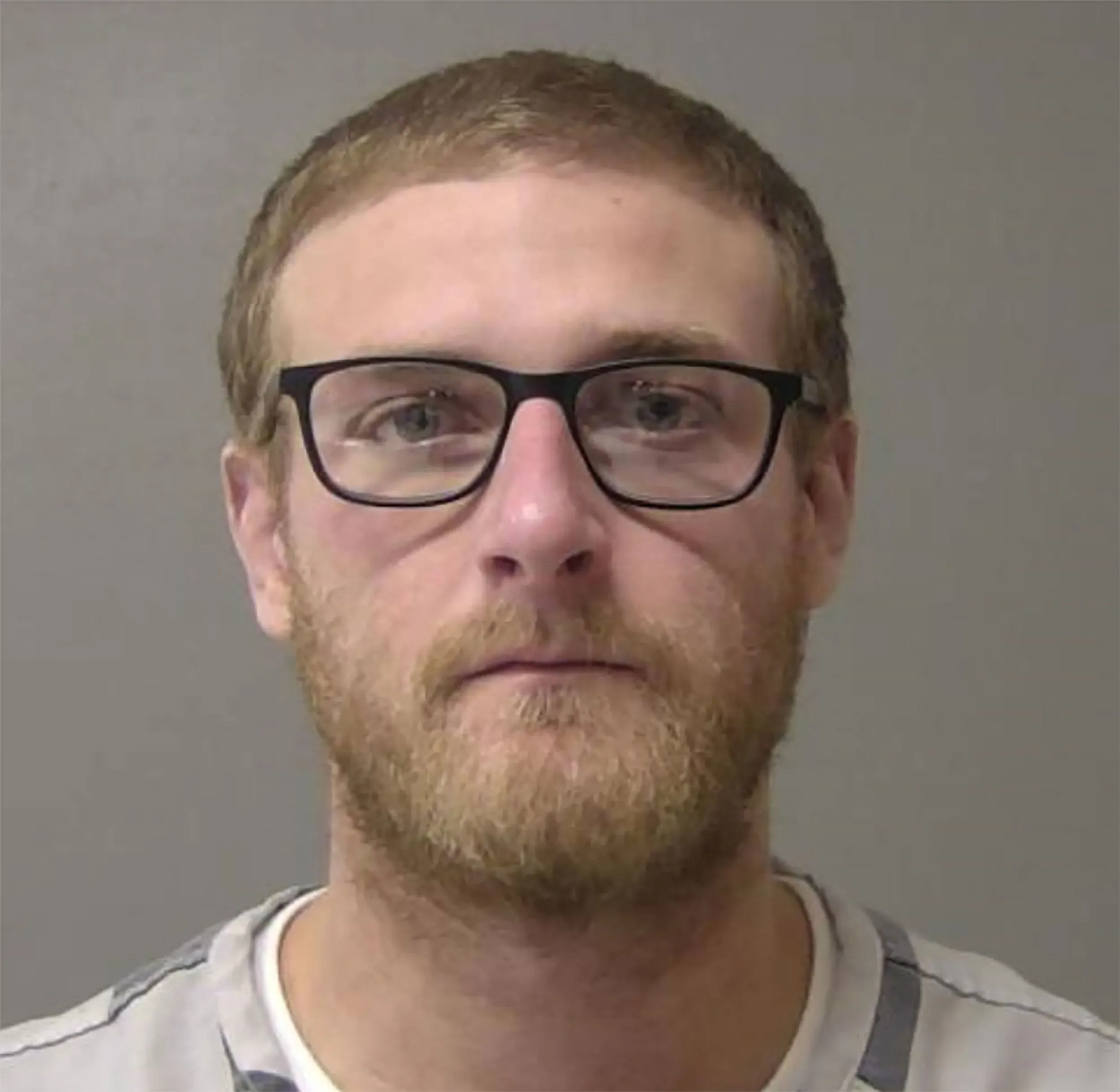 صورة لشون غرايسون، ضابط شرطة متهم بقتل سونيا ماسي، تظهره في غرفة الاستجواب، مما يعكس القضايا المحيطة بإطلاق النار من قبل قوات إنفاذ القانون.