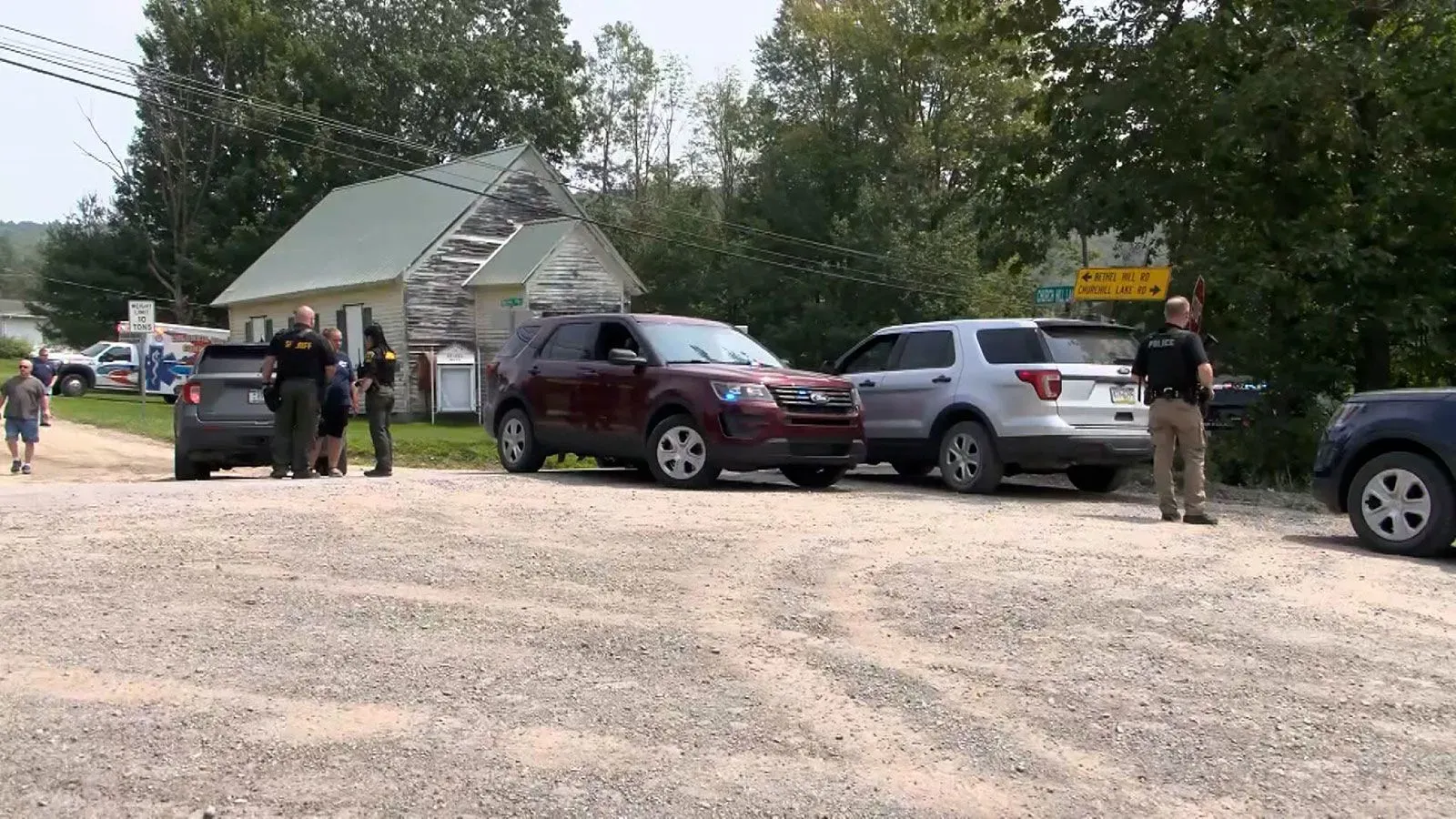 تجمع للشرطة في موقع حادث إطلاق نار في شمال شرق بنسلفانيا، حيث يتحدث الضباط مع بعضهم البعض وسط سيارات الطوارئ.