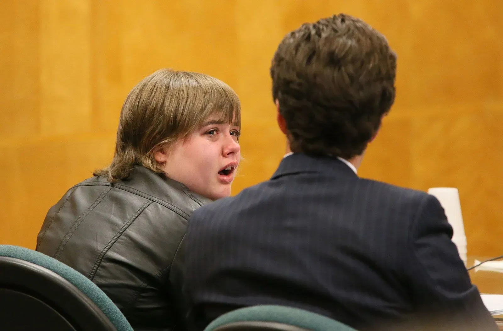 امرأة تبكي أثناء جلسة محكمة، تجلس بجانب محاميها، في سياق قضية طعن معروفة تتعلق بشخصية Slender Man.