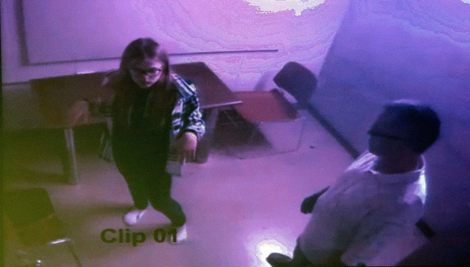 امرأة في غرفة مغلقة مع شخص آخر، تبدو في حالة توتر، بينما يظهر في الخلفية مكتب وكراسي، تعكس الوضع بعد اختفائها.