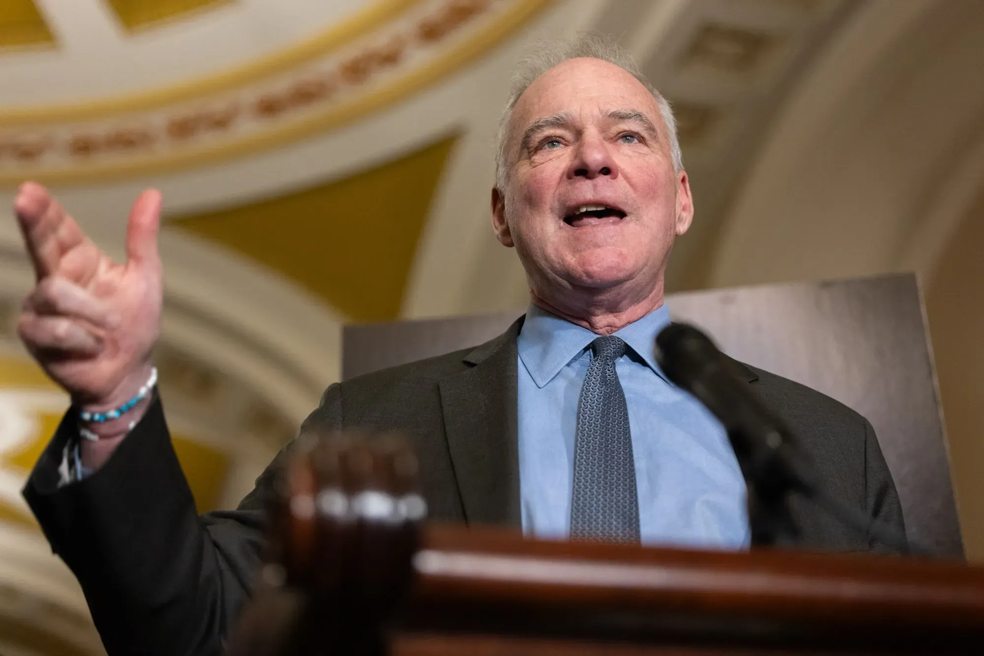 نائب يتحدث في مؤتمر صحفي، مع التركيز على قضايا وزارة العدل الأمريكية المتعلقة بملفات جيفري إبشتاين وحقوق الضحايا.