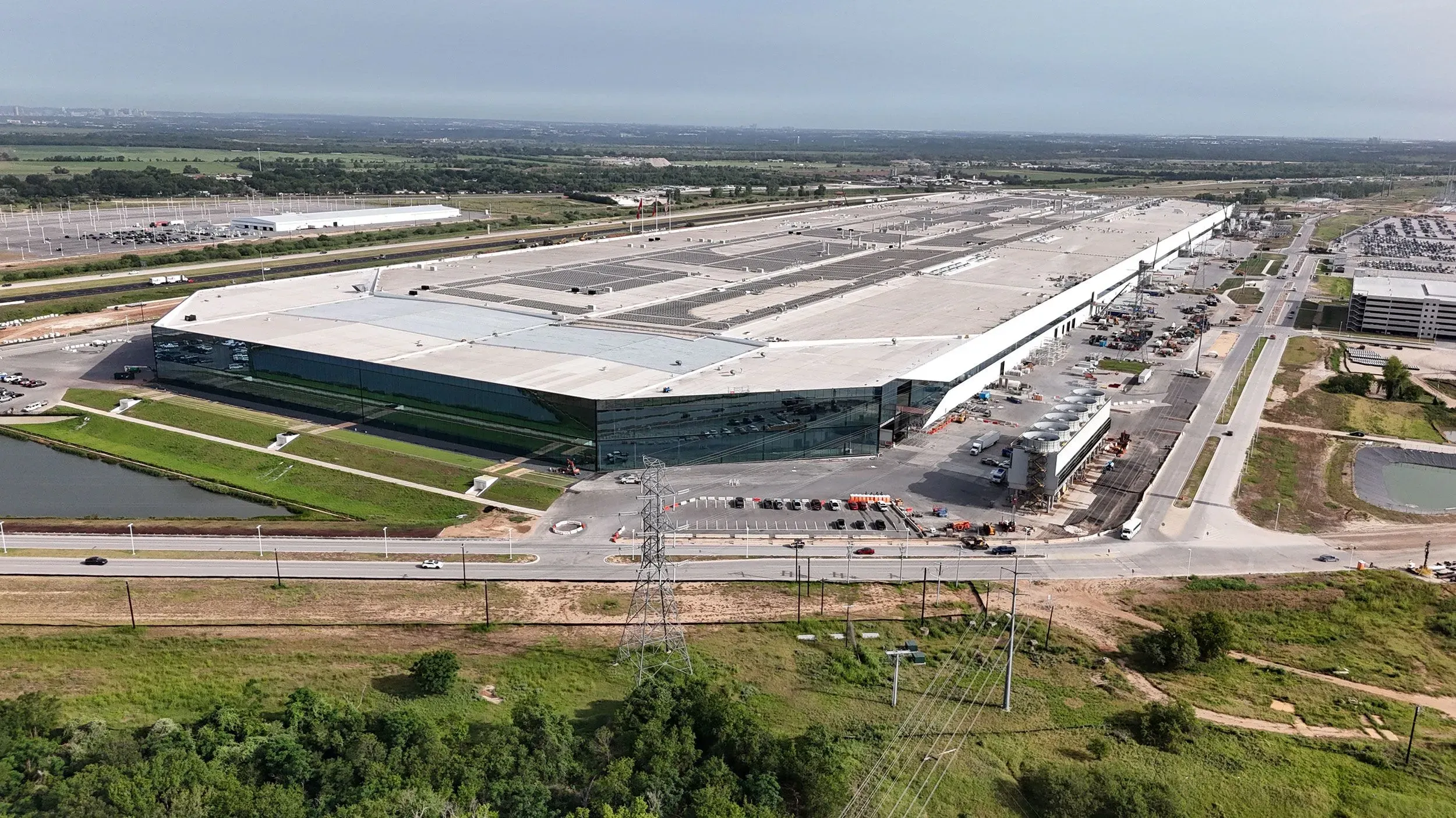 مقر شركة تسلا الجديد في تكساس، يظهر المبنى الواسع والمرافق المحيطة به، في سياق تحديات الدفع التي واجهها المقاولون.