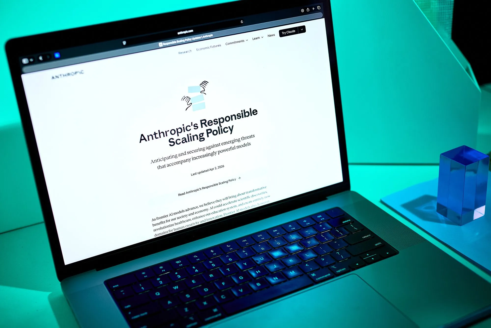 موقع شركة Anthropic على شاشة لابتوب يعرض سياسة التوسع المسؤولة في الذكاء الاصطناعي مع خلفية زرقاء تعكس أهمية السلامة في تطوير الذكاء الاصطناعي.