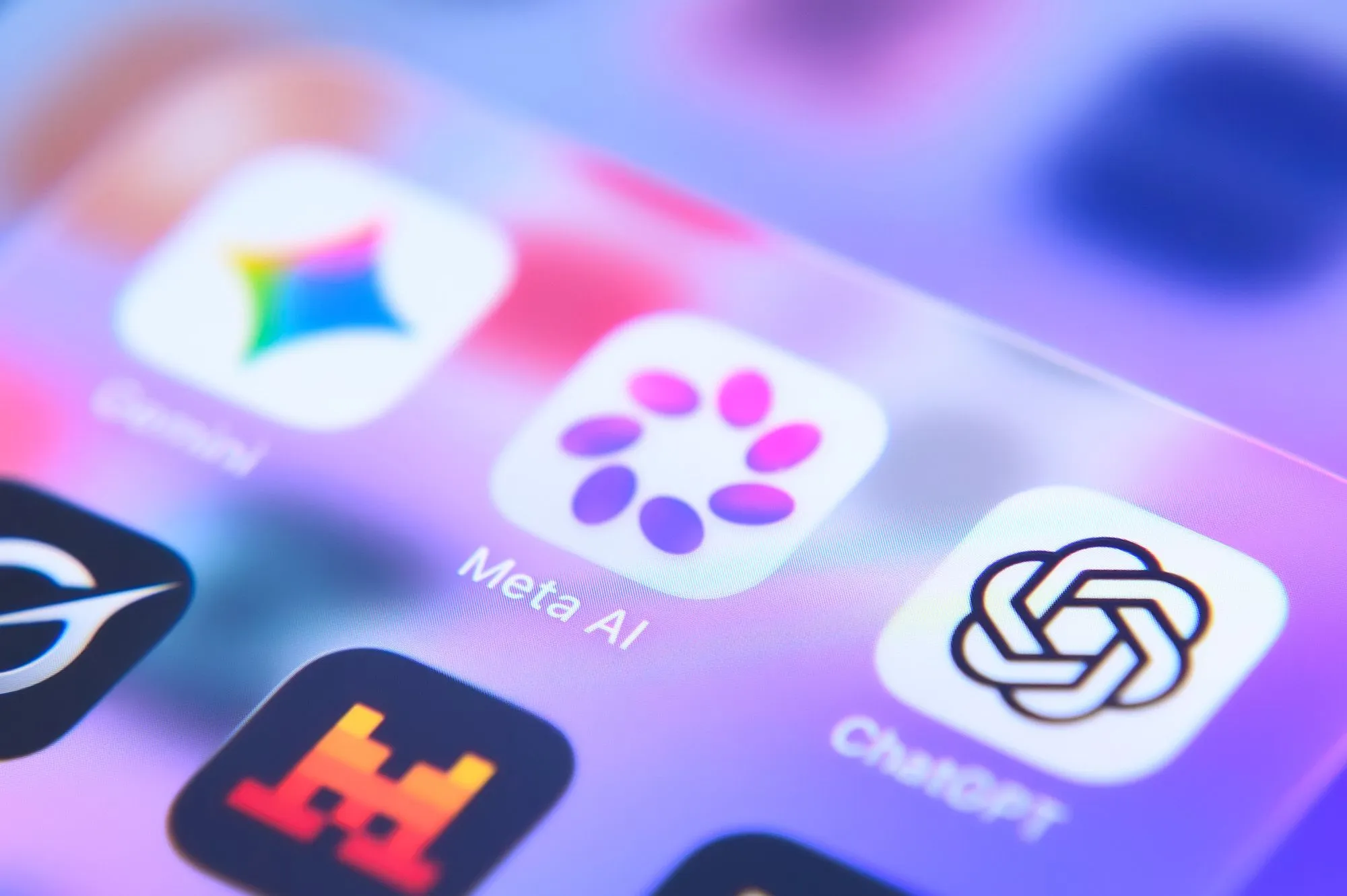 شاشة هاتف تعرض أيقونات تطبيقات الذكاء الاصطناعي مثل Meta AI وChatGPT، تعكس الاهتمام المتزايد بتقنيات الذكاء الاصطناعي وتطبيقاتها الحديثة.