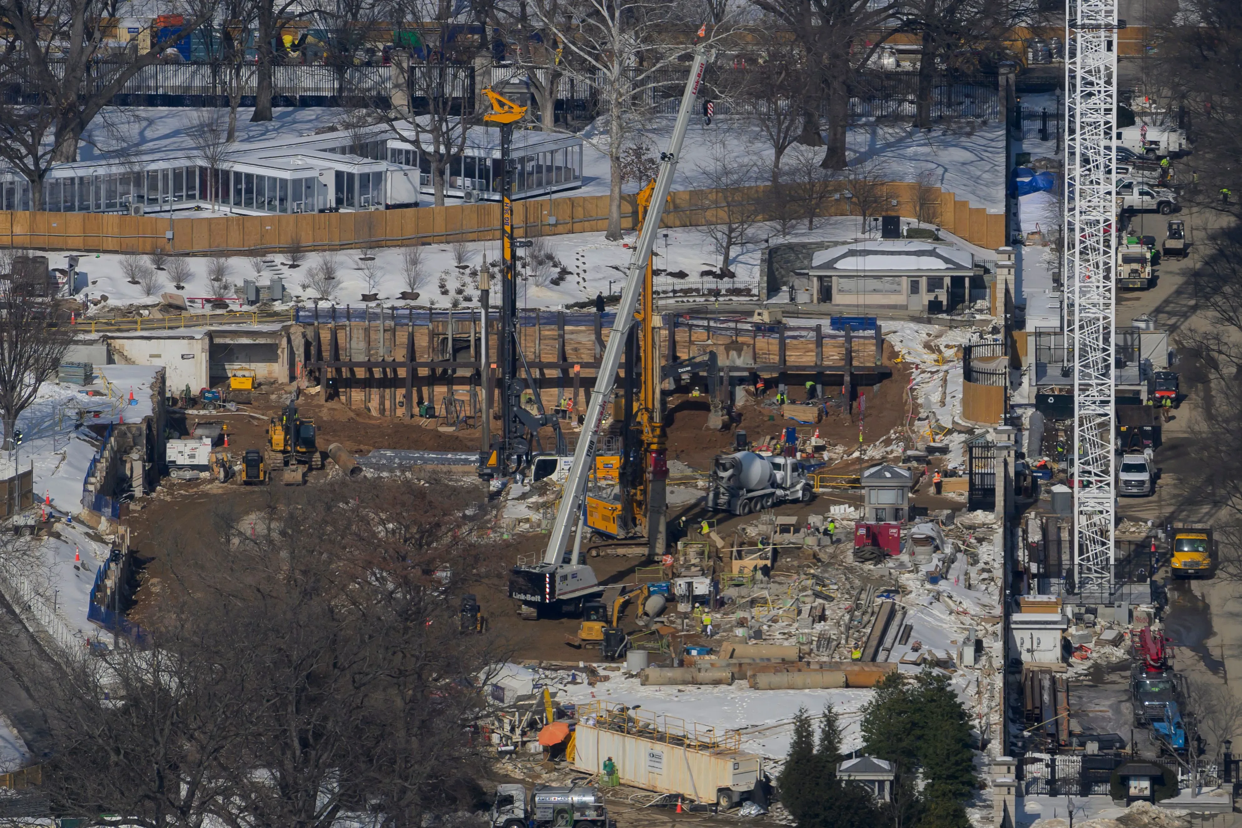 مشهد لعملية البناء في الجناح الشرقي للبيت الأبيض، حيث تظهر الآلات والعمال وسط الثلوج، مع وجود مخاوف عامة بشأن المشروع.
