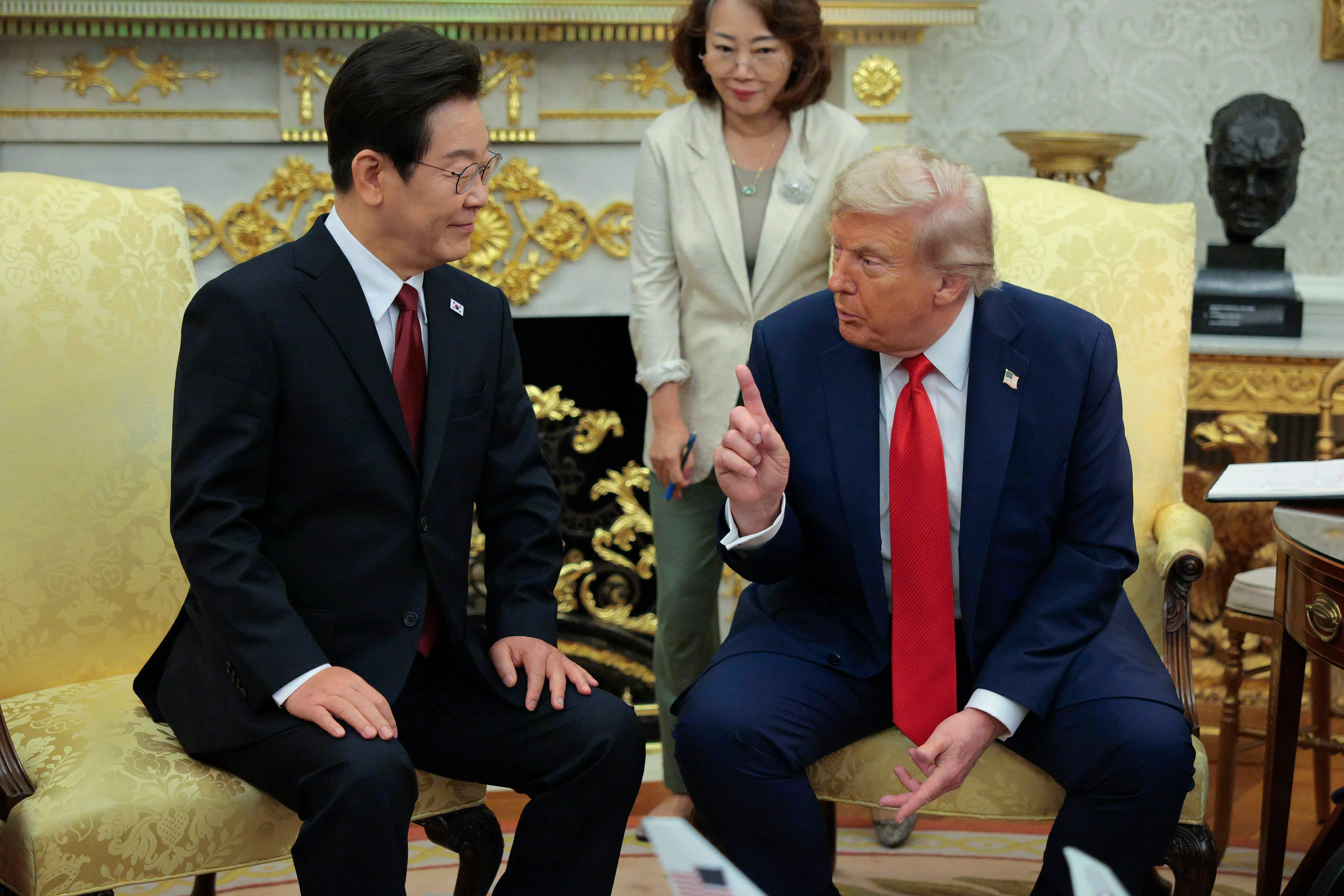 اجتماع بين الرئيس الأمريكي السابق دونالد ترامب ورئيس كوريا الجنوبية لي جاي ميونغ، حيث يتبادلان الحديث حول التعاون الاقتصادي.