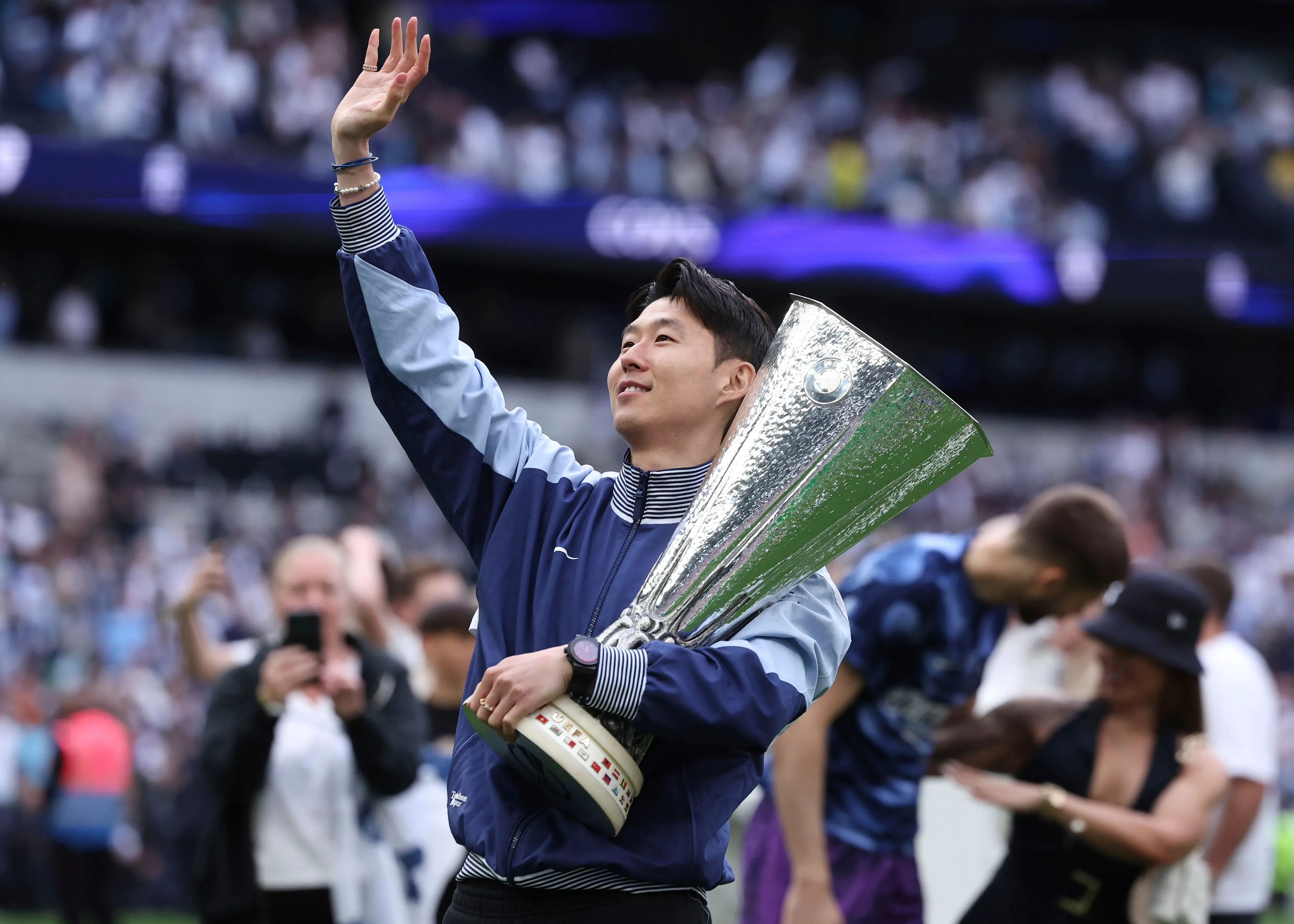 سون هيونج مين، نجم كرة القدم الكوري الجنوبي، يحتفل برفع كأس الدوري الأوروبي بعد فوز توتنهام على مانشستر يونايتد.