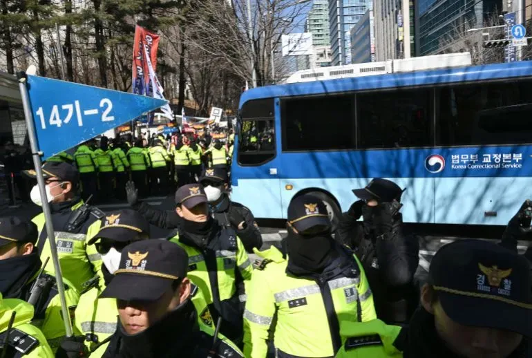 تجمع أمني مكثف حول محكمة سيول المركزية، حيث يرتدي الضباط زيهم الرسمي ويستعدون لاحتمال وقوع اضطرابات بعد حكم بالسجن مدى الحياة للرئيس السابق يون سوك يول.