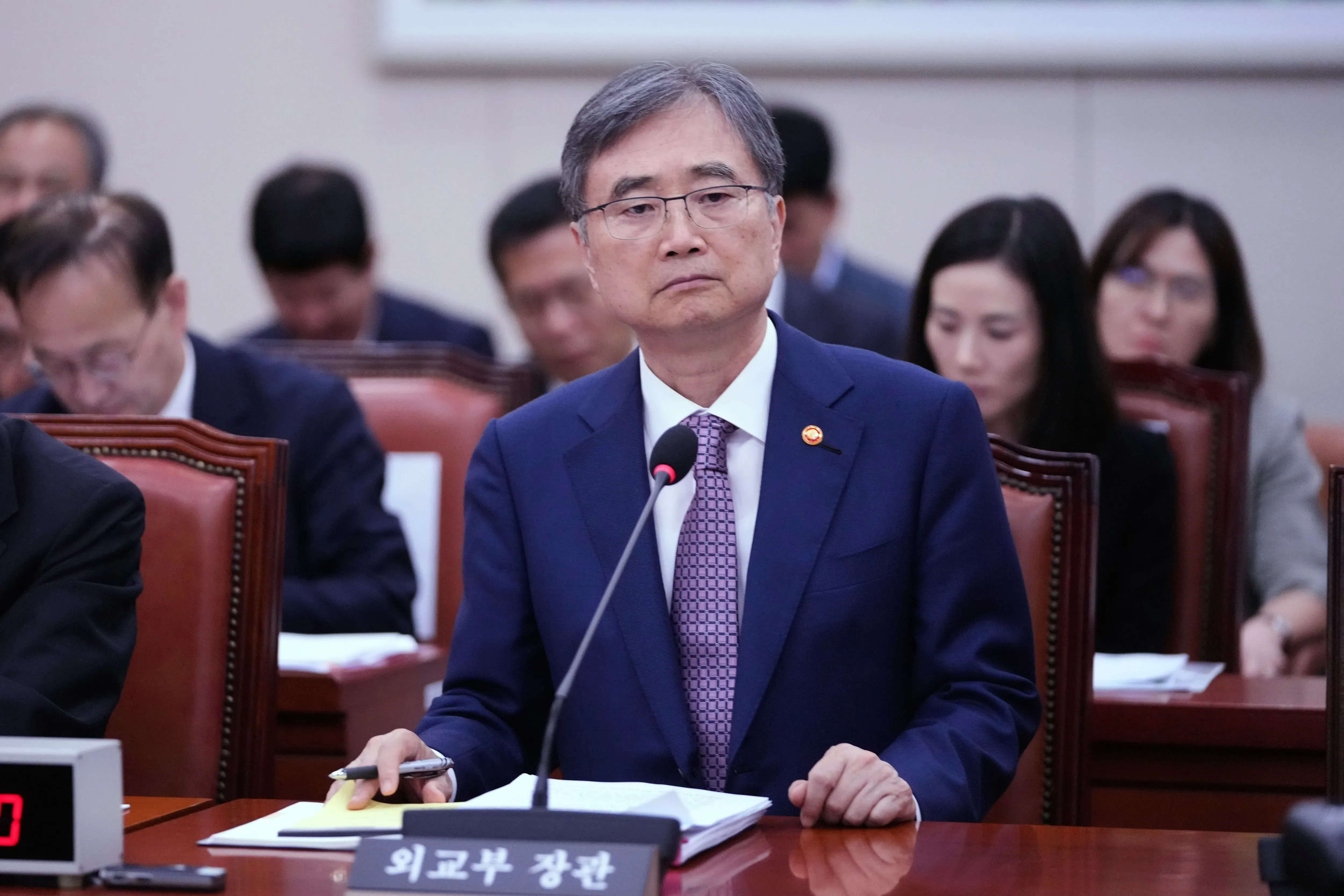 وزير الخارجية الكوري الجنوبي تشو هيون خلال جلسة برلمانية، وسط توترات دبلوماسية بشأن مداهمة مصنع في جورجيا.