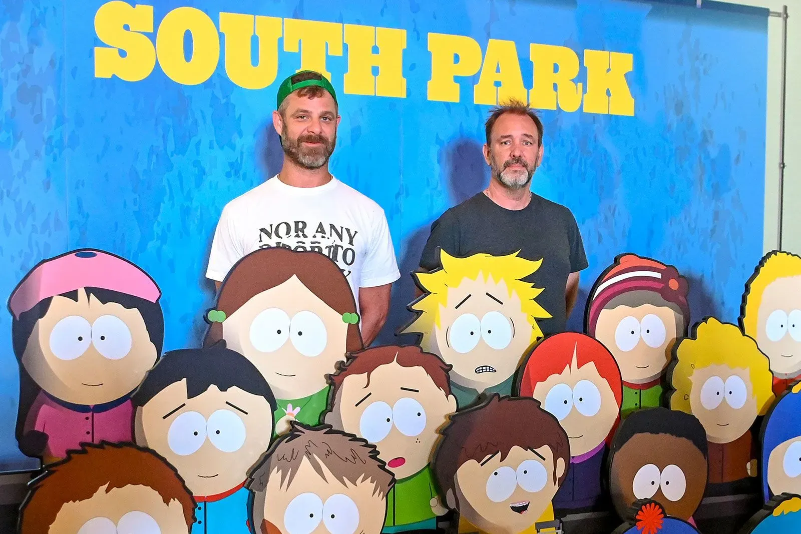 ديفيد إليسون مع شخصيات "ساوث بارك" الشهيرة، مشيراً إلى أهمية المسلسل في استراتيجية باراماونت الإعلامية المستقبلية.