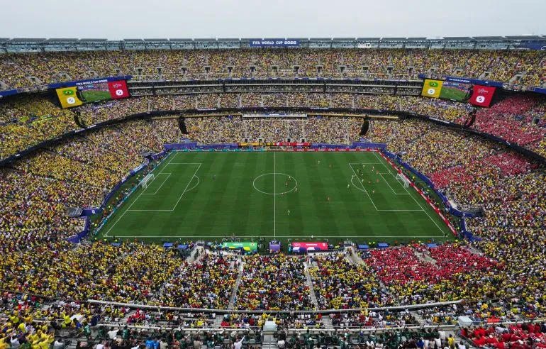 ملعب مكتظ بالجماهير في نهائي كأس العالم 2026 بين الأرجنتين وإسبانيا في نيوجيرسي، مع أجواء حماسية وأعلام الفريقين واضحة.