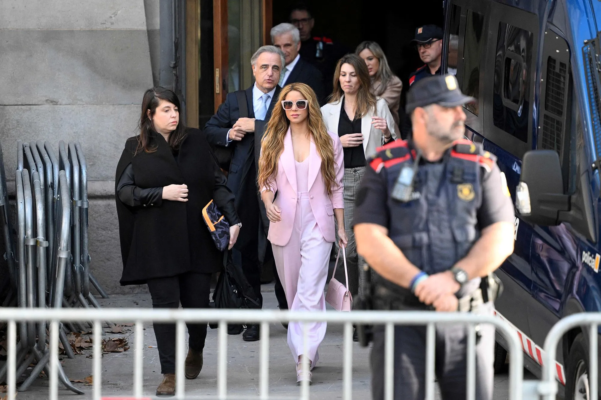Shakira تخرج من المحكمة في إسبانيا، محاطة بفريقها القانوني، بعد حكم لصالحها في قضية التهرب الضريبي.