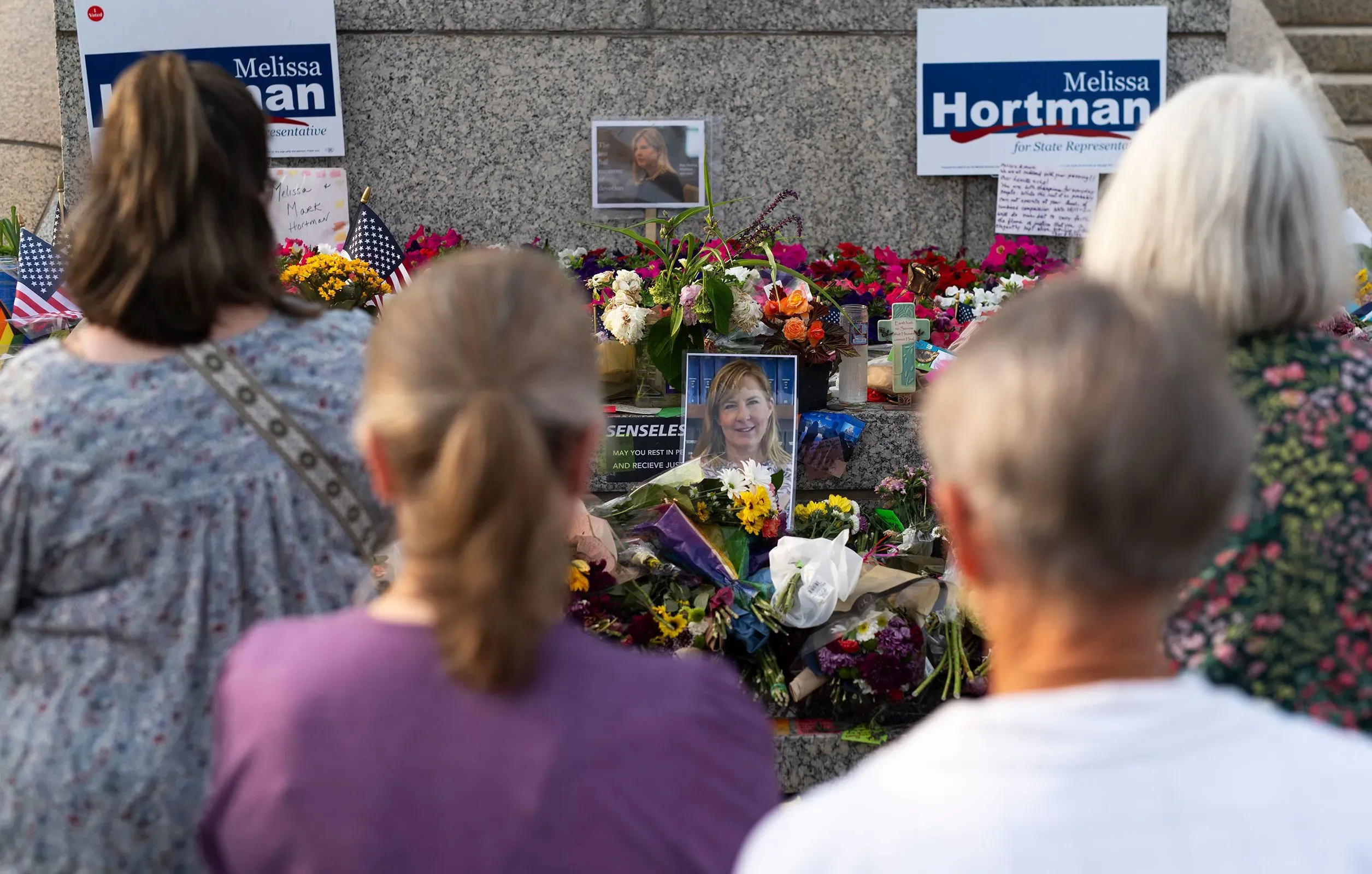 تجمع الناس أمام نصب تذكاري لميليسا هورتمان، حيث تتواجد الزهور والرسائل تكريمًا لها بعد مقتلها.