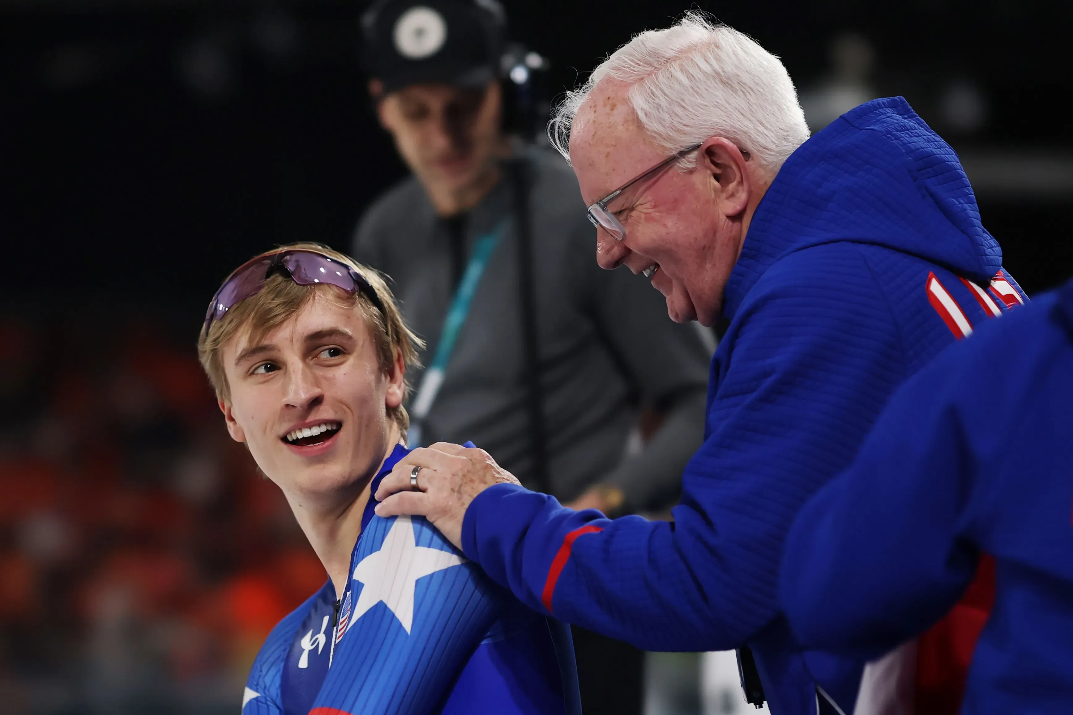 جوردان ستولتز، المتزلج السريع الأمريكي، يبتسم خلال احتفاله بعد فوزه بميداليتين ذهبيتين في الألعاب الأولمبية الشتوية.