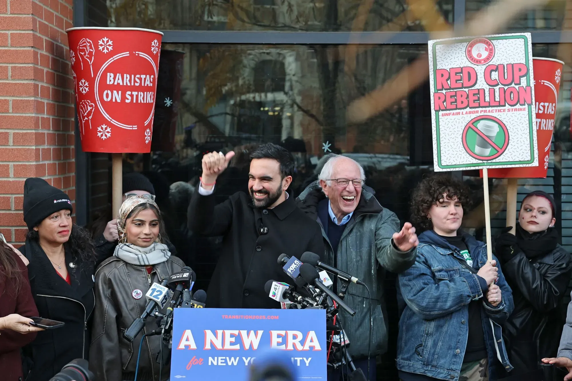 عمال ستاربكس يتظاهرون في بافالو، نيويورك، للمطالبة بعقد نقابي، مع لافتات تدعو إلى تحسين ظروف العمل والأجور.