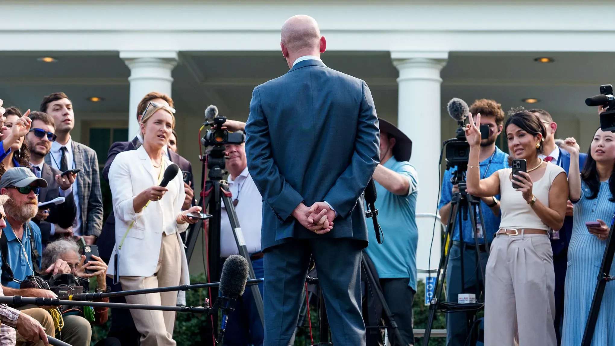 مساعد البيت الأبيض ستيفن ميلر يتحدث للصحفيين في حديقة البيت الأبيض، محاطًا بمراسلين وأفراد من وسائل الإعلام.