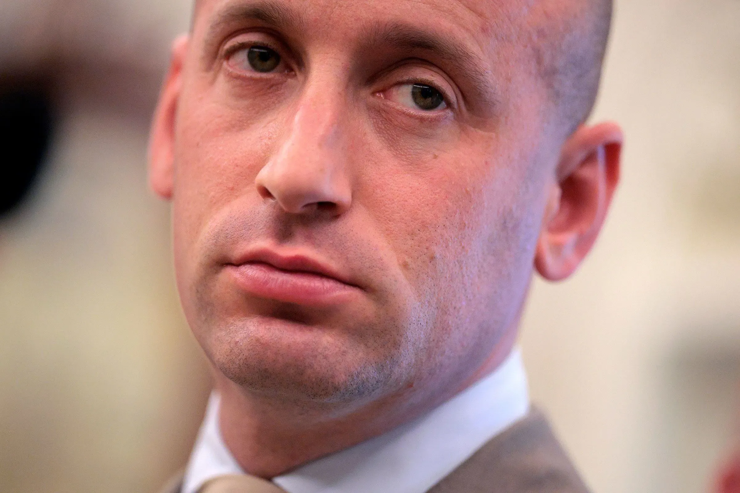 صورة قريبة لستيفن ميلر، كبير مساعدي البيت الأبيض، يظهر فيها تعبيره الجاد أثناء حديثه عن إرسال القوات إلى شيكاغو.