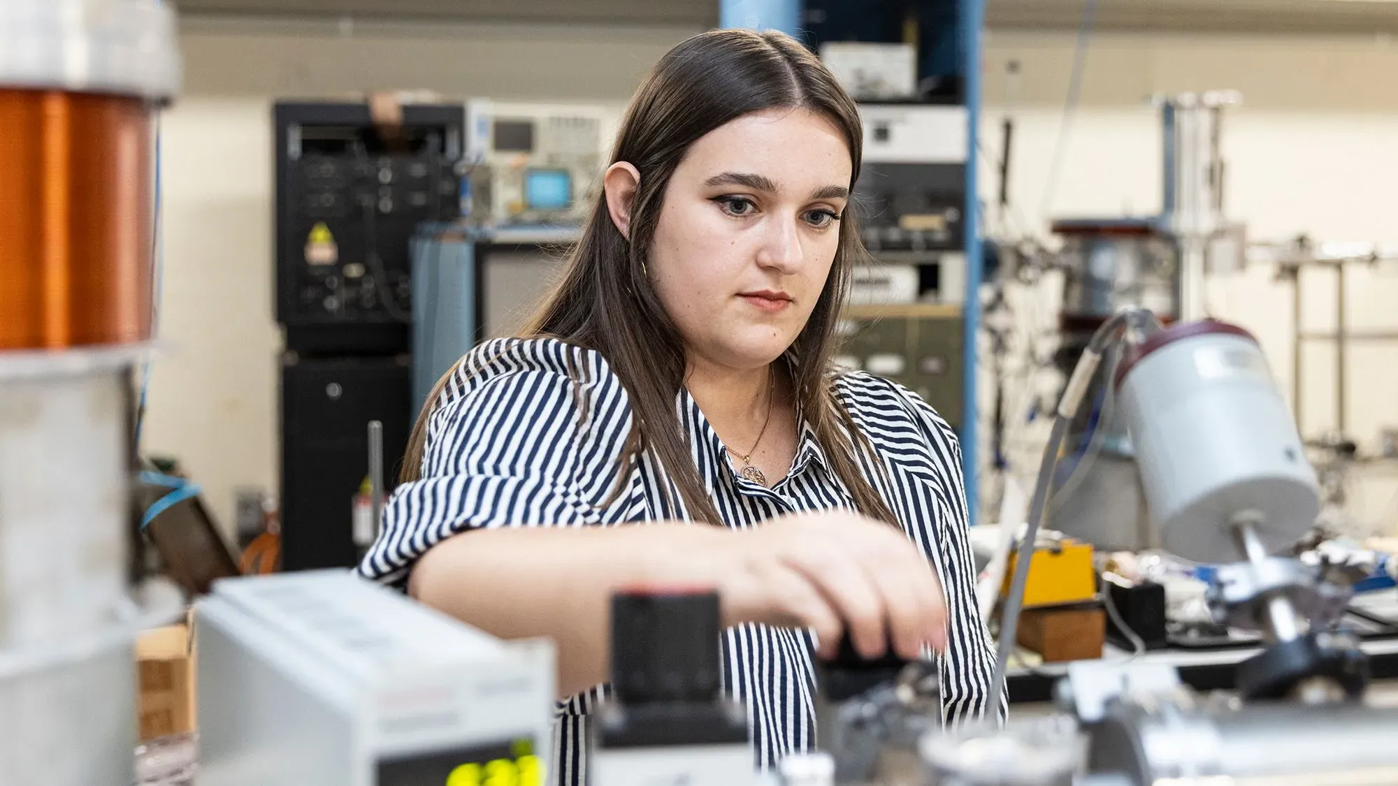 طالبة دكتوراه فيزياء المواد والبلازما، ليندا لوسوردو، تعمل في مختبر لإنتاج الغبار الكوني باستخدام غازات وكهرباء.