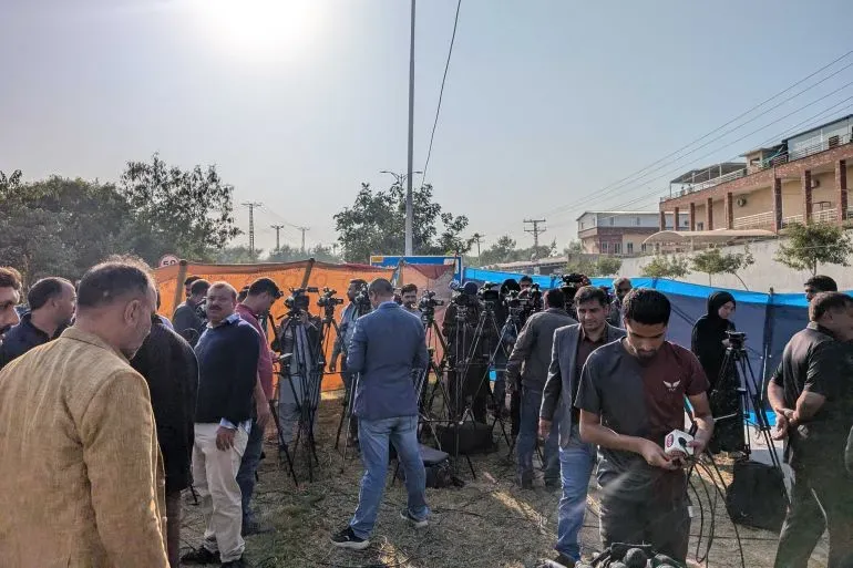 مجموعة من الصحفيين ومعدات التصوير في موقع انفجار إسلام أباد، حيث وقع الهجوم الانتحاري بالقرب من المحكمة، مما أسفر عن مقتل 12 شخصًا.