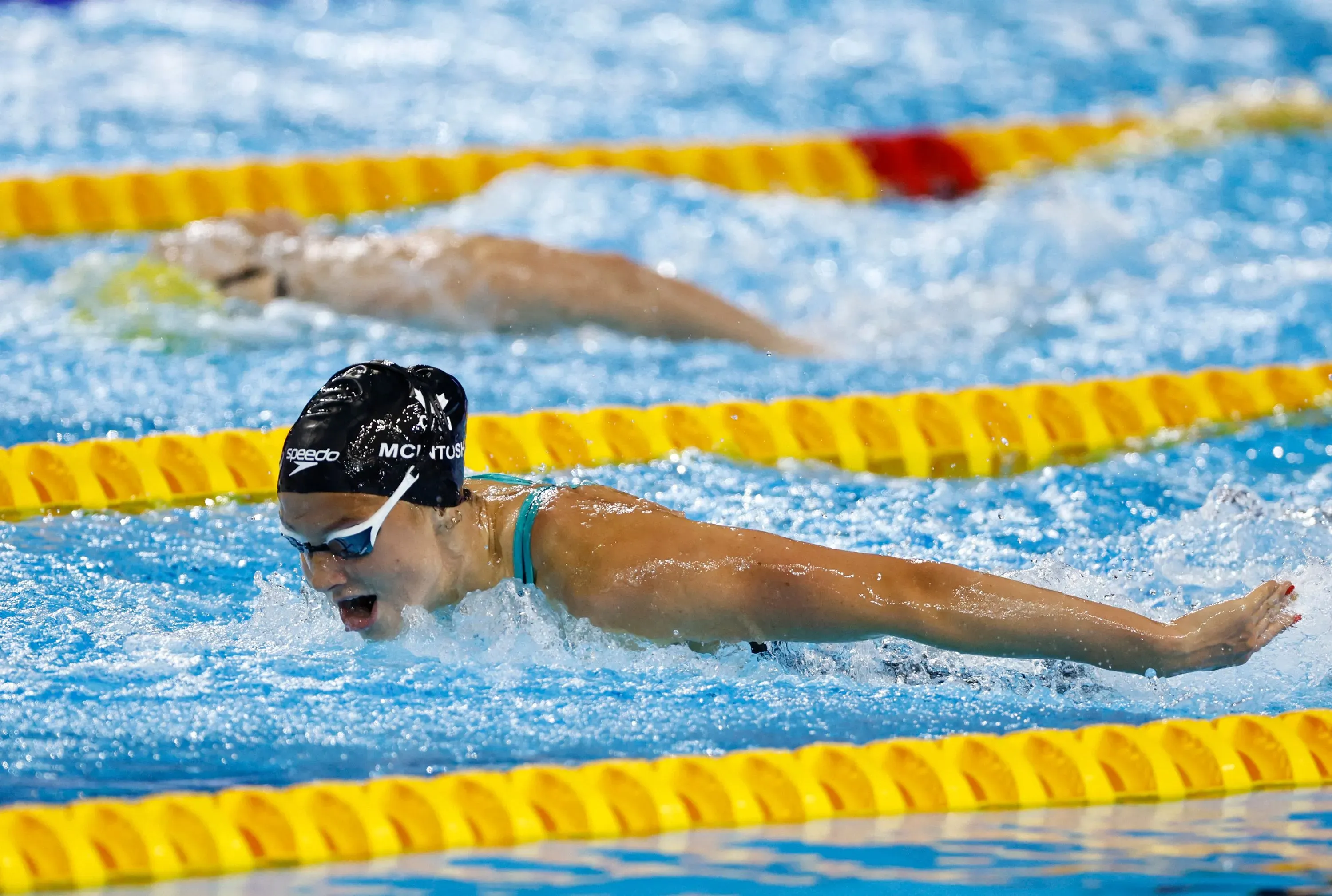 سمر ماكينتوش، السباحة الكندية، تتنافس في سباق 200 متر فراشة خلال بطولة العالم للألعاب المائية في سنغافورة، حيث حققت ميدالية ذهبية.