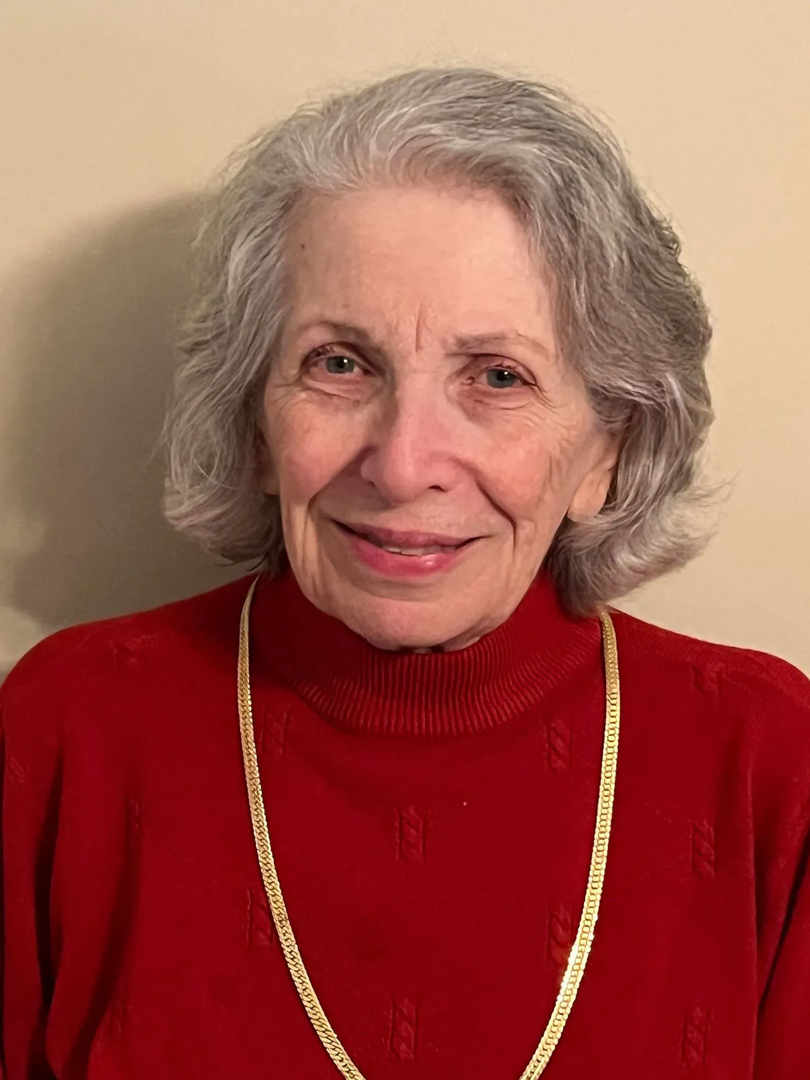 امرأة مسنّة ترتدي سترة حمراء وتبتسم، تمثل "سوبرأجرز" الذين يحتفظون بذاكرة قوية رغم تقدم العمر، كما يتناول المقال.