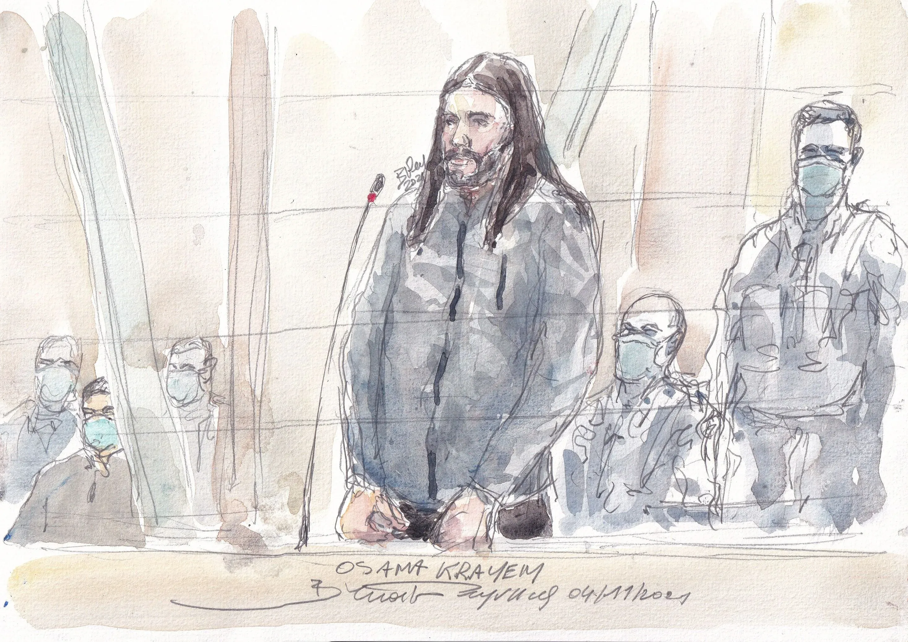 رسم يظهر أسامة كريم، المدان بجرائم حرب، أثناء محاكمته في ستوكهولم، مع حضور محامين وشهود. القضية تتعلق بإعدام الطيار الأردني معاذ الكساسبة.