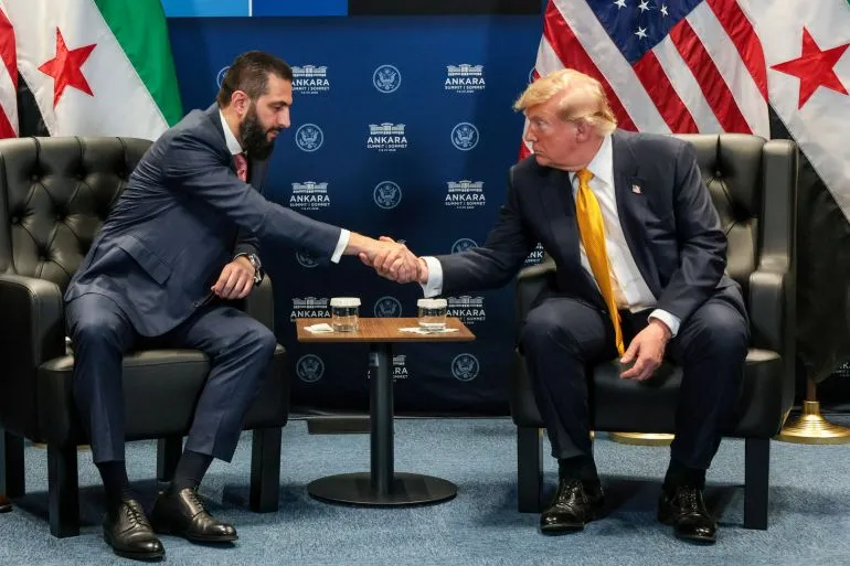 وزير الخارجية السوري أسعد الشيباني يصافح دونالد ترامب خلال لقاء دبلوماسي في أنقرة وسط جهود لاستئناف المفاوضات الأمنية مع إسرائيل.