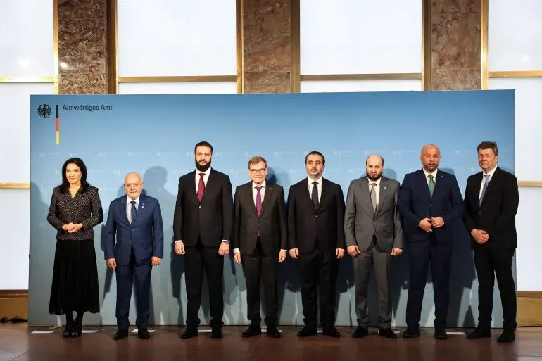 اجتماع بين الرئيس السوري المؤقت أحمد الشرع ومسؤولين ألمان في برلين، يتناول إعادة إعمار سوريا وعودة اللاجئين.