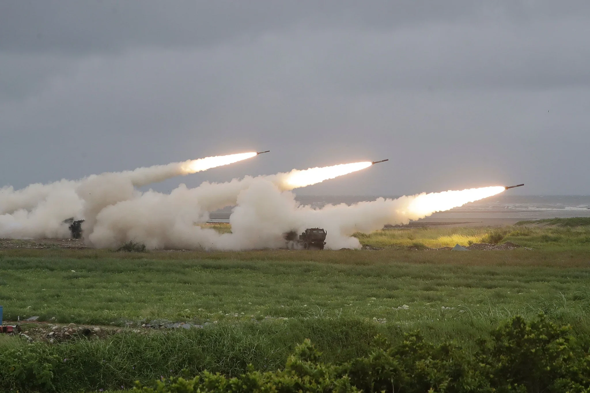 إطلاق صواريخ من منظومة HIMARS الأمريكية على الساحل الغربي لتايوان، خلال تدريبات عسكرية لمواجهة التهديدات الصينية.