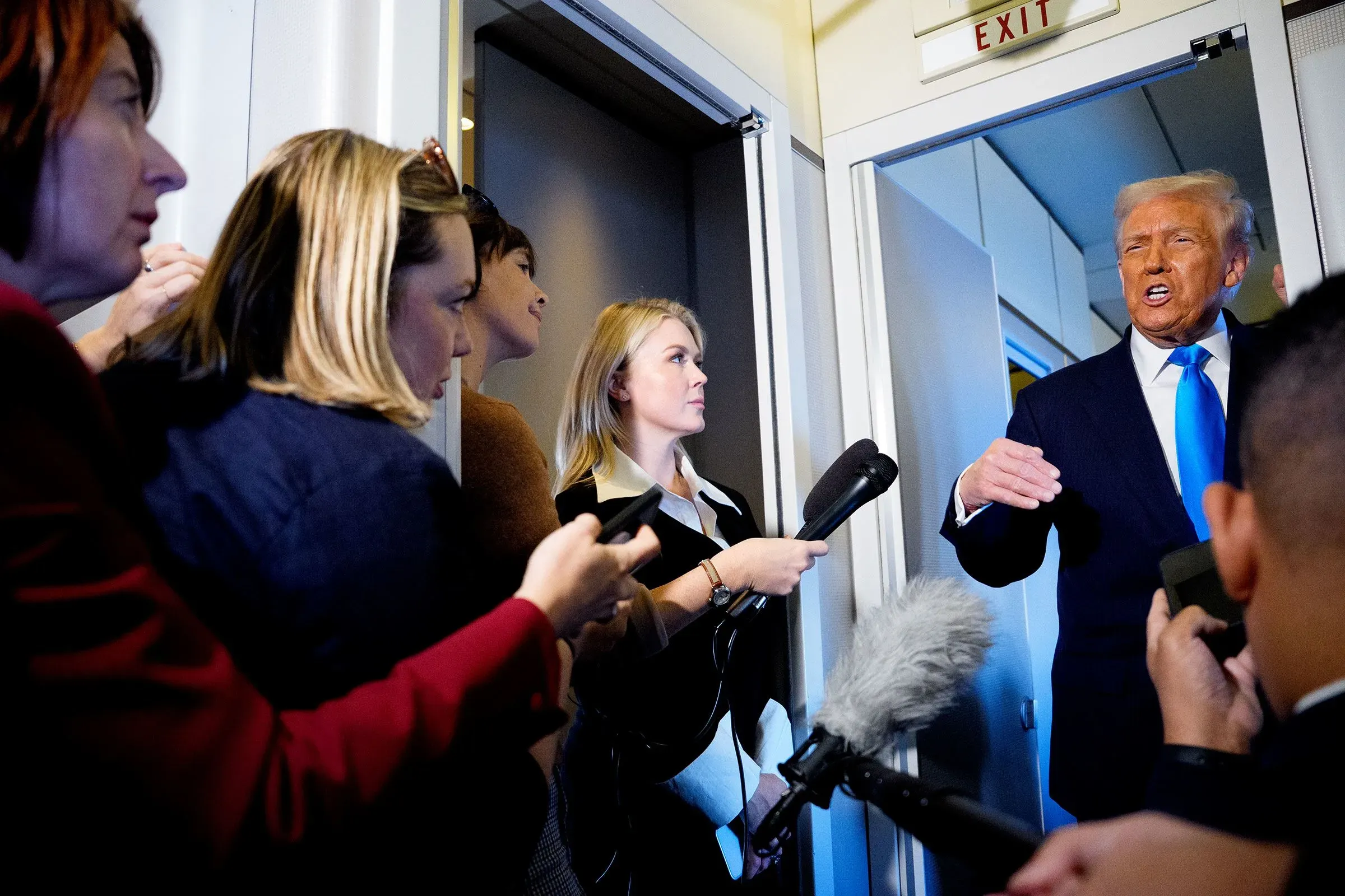 ترامب يتحدث مع الصحفيين قبل مغادرته إلى كوريا الجنوبية، حيث سيجتمع مع شي جين بينغ، وسط تساؤلات حول موقفه من تايوان.