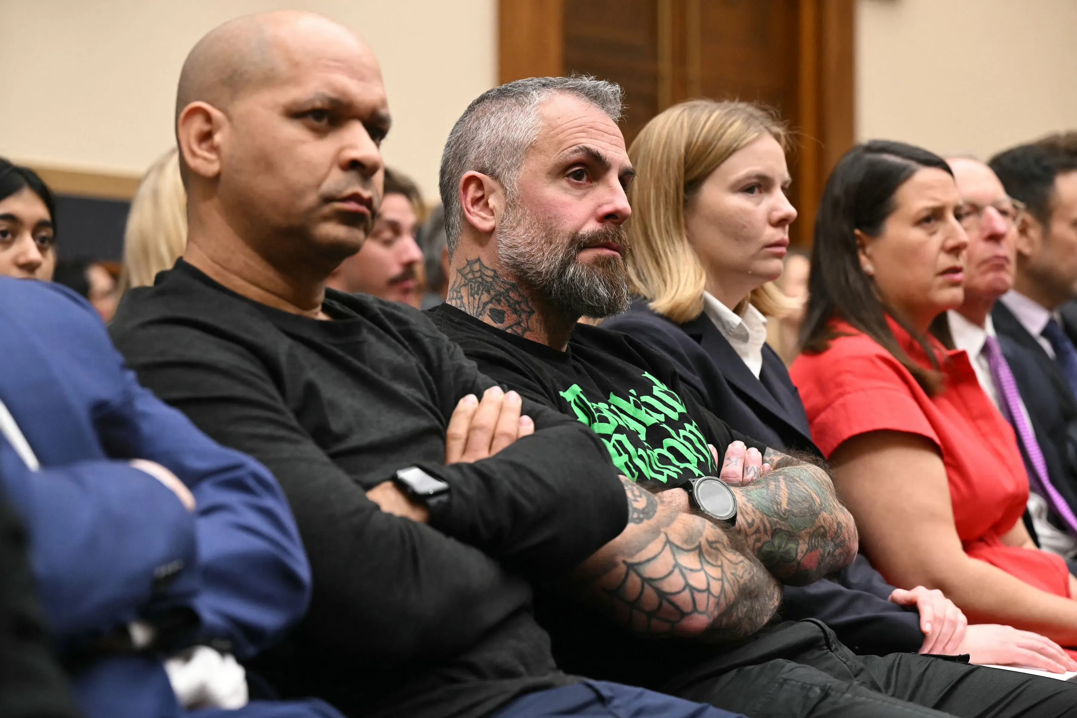 مجموعة من الأشخاص يجلسون في جلسة استماع رسمية، مع تعبيرات جدية، خلال مناقشات حول تحقيقات جاك سميث ضد ترامب.