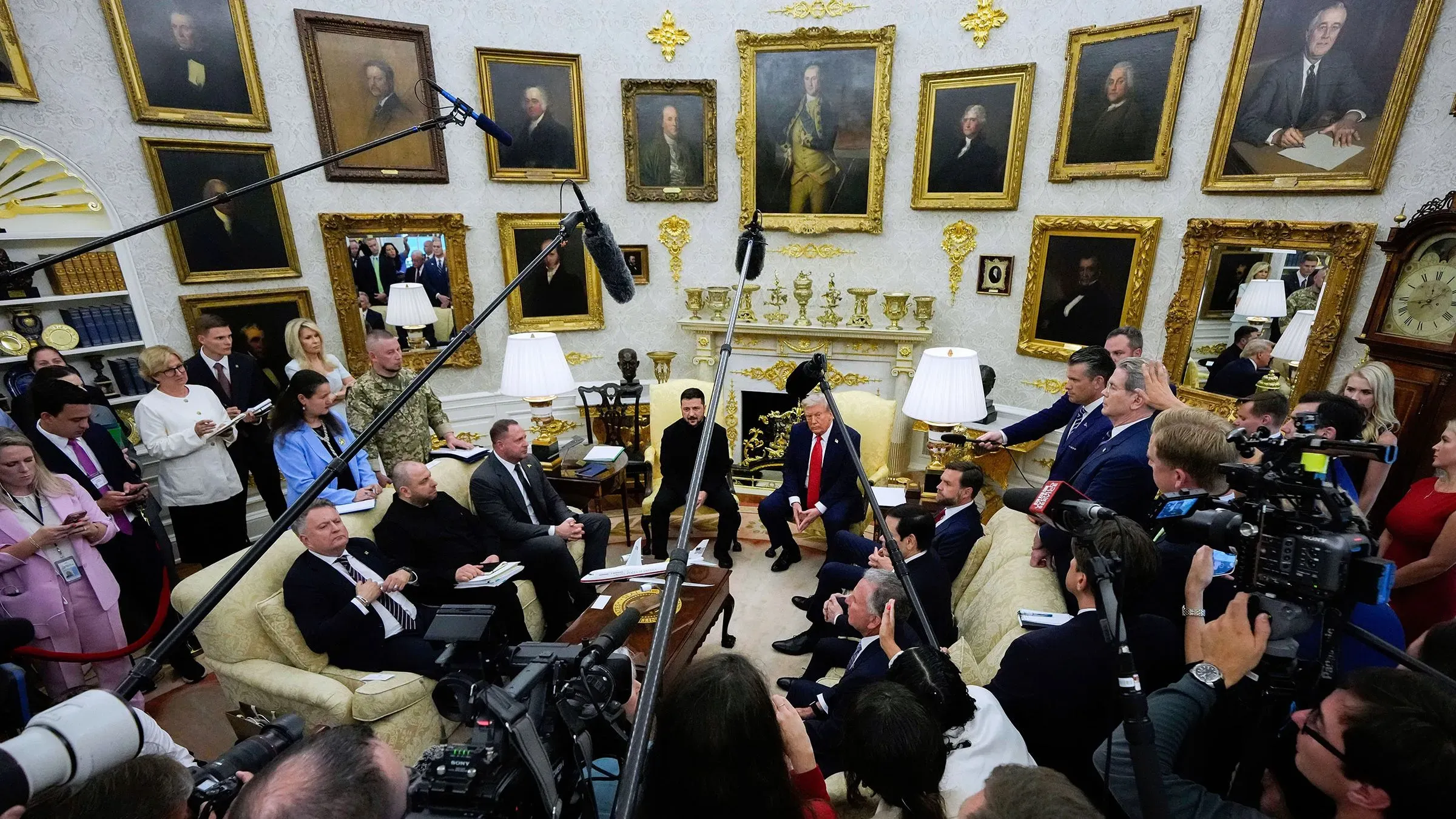 اجتمع الرئيس ترامب مع زيلينسكي وقادة أوروبيين في البيت الأبيض لمناقشة إنهاء الحرب الروسية في أوكرانيا، وسط أجواء من التوتر والضغط.